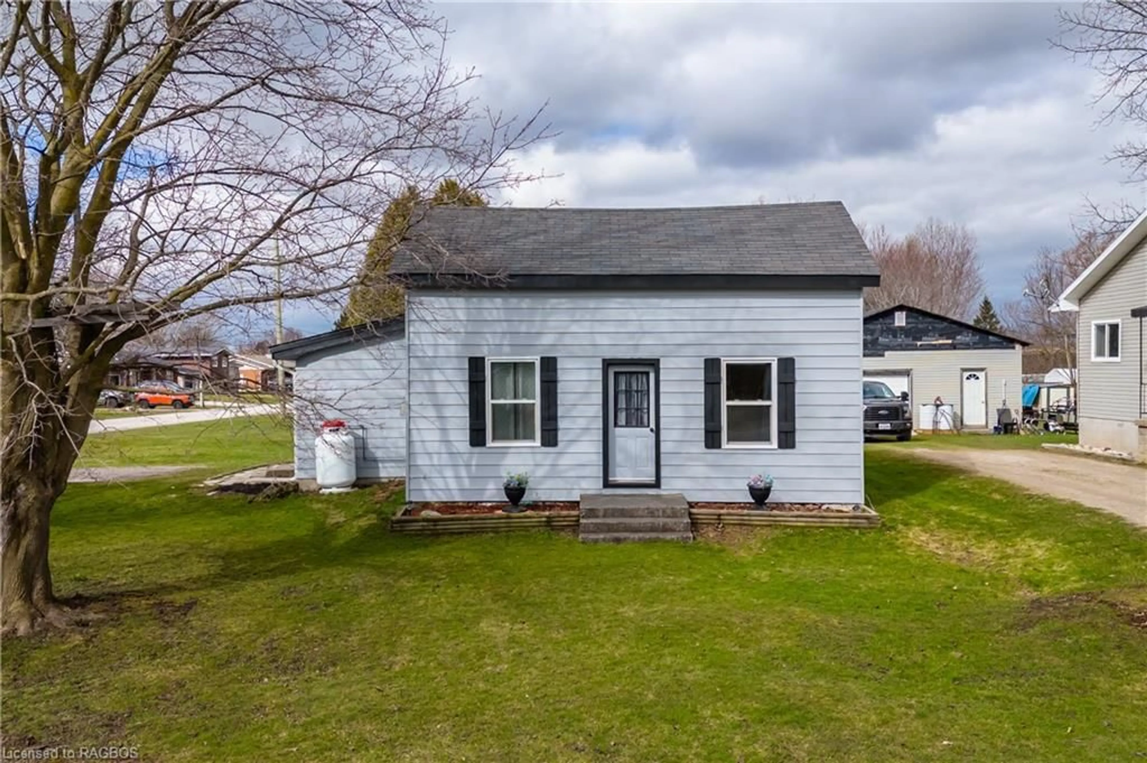 Cottage for 26 Alice St, Allenford Ontario N0H 1A0