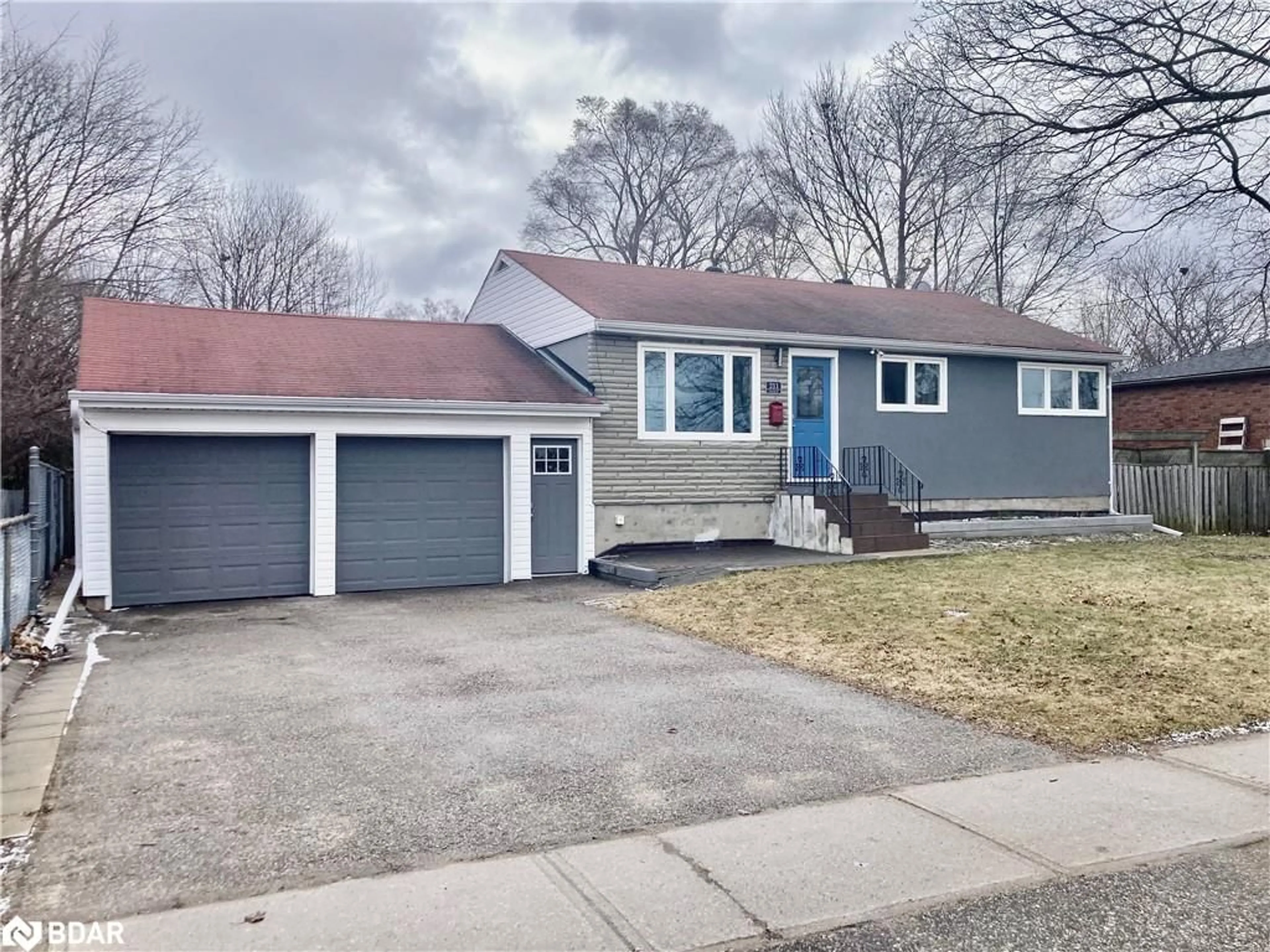 Frontside or backside of a home for 211 Cook St, Barrie Ontario L4M 4H4