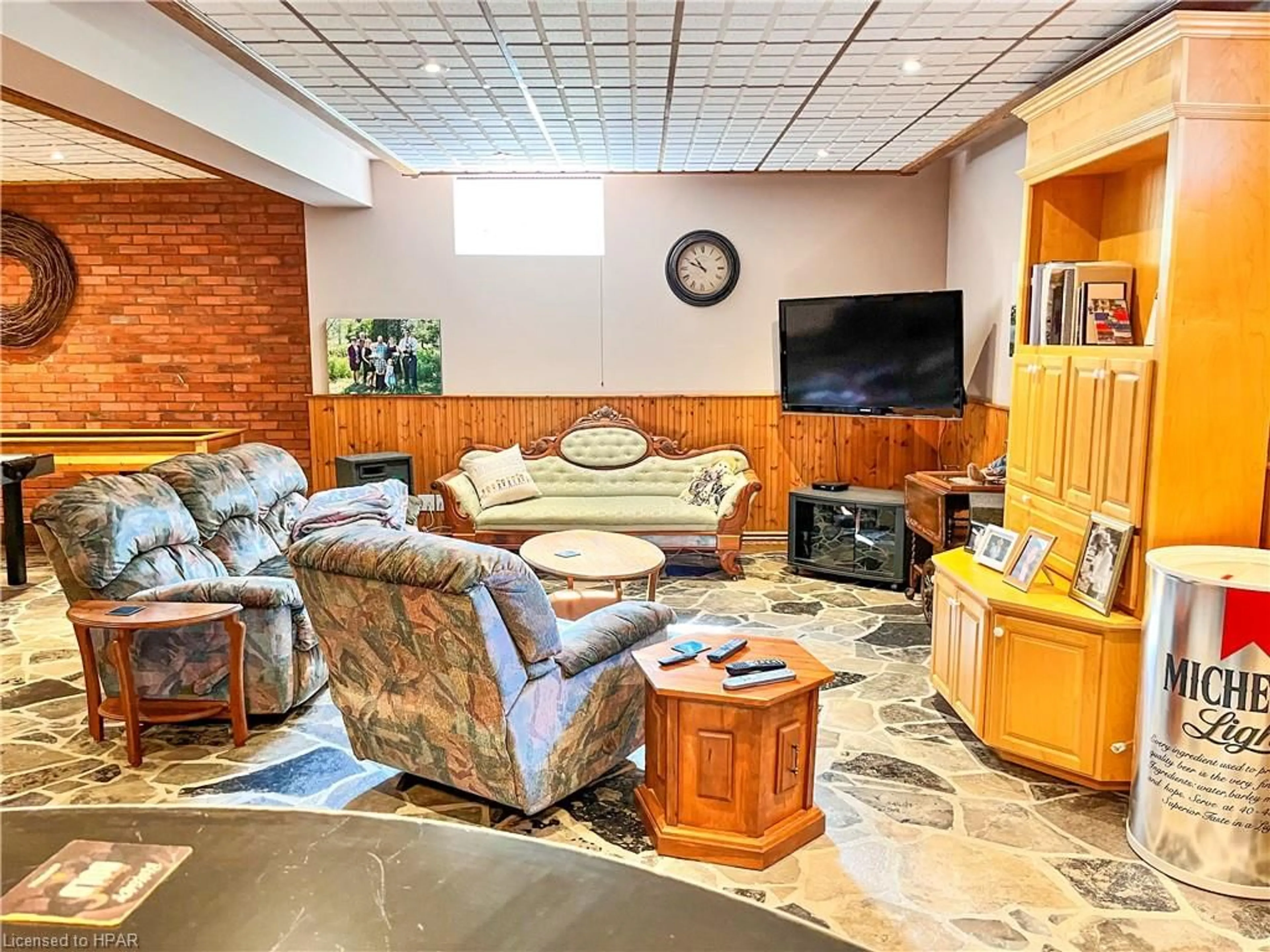 Indoor lobby for 81276 Westmount Line, Ashfield-Colborne-Wawanosh Ontario N7A 3Y2