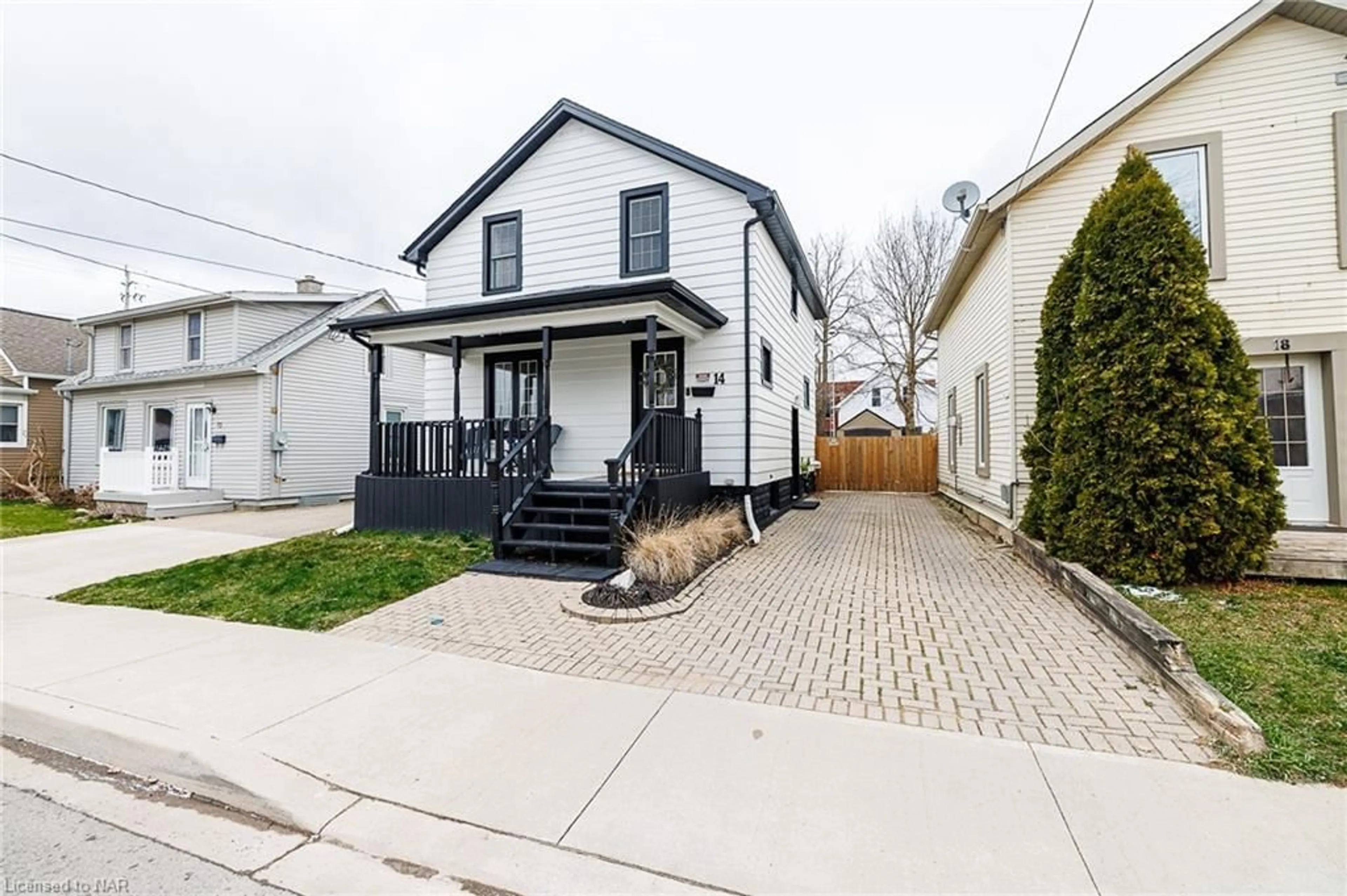 Frontside or backside of a home for 14 Pine St, Welland Ontario L3C 4G1