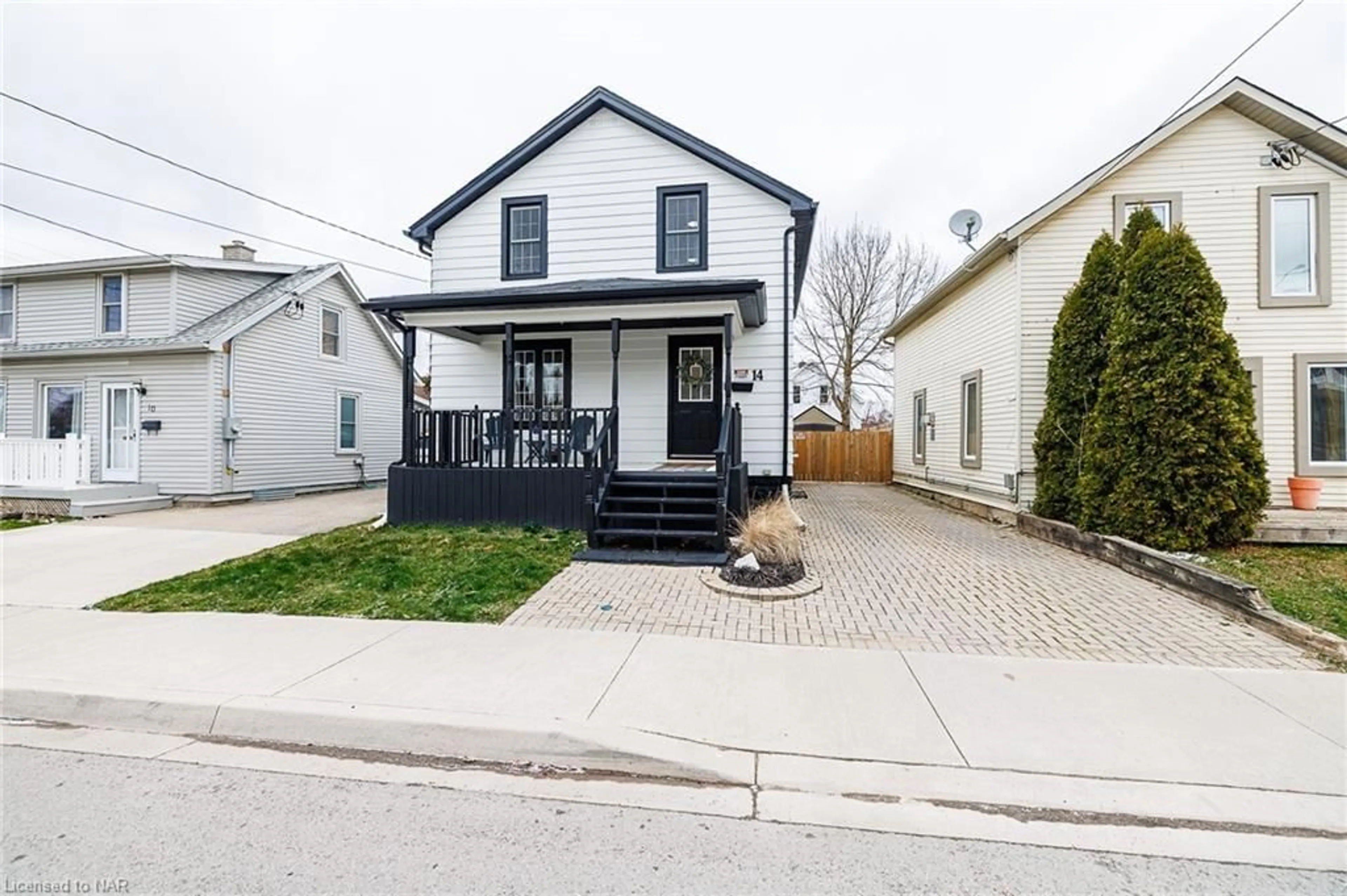 Frontside or backside of a home for 14 Pine St, Welland Ontario L3C 4G1