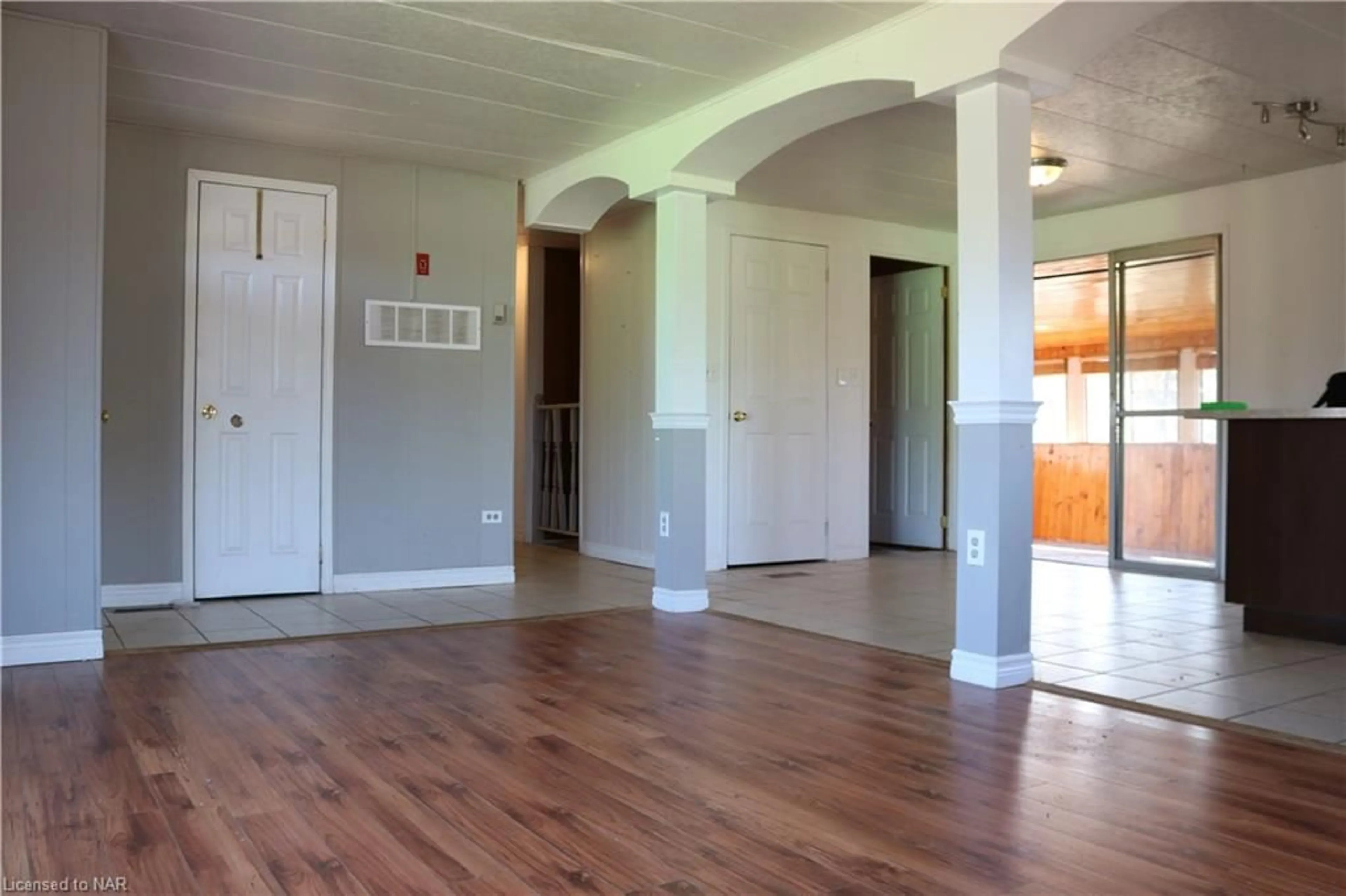 Indoor entryway, wood floors for 973 Oakhill Blvd, Ridgeway Ontario L0S 1N0