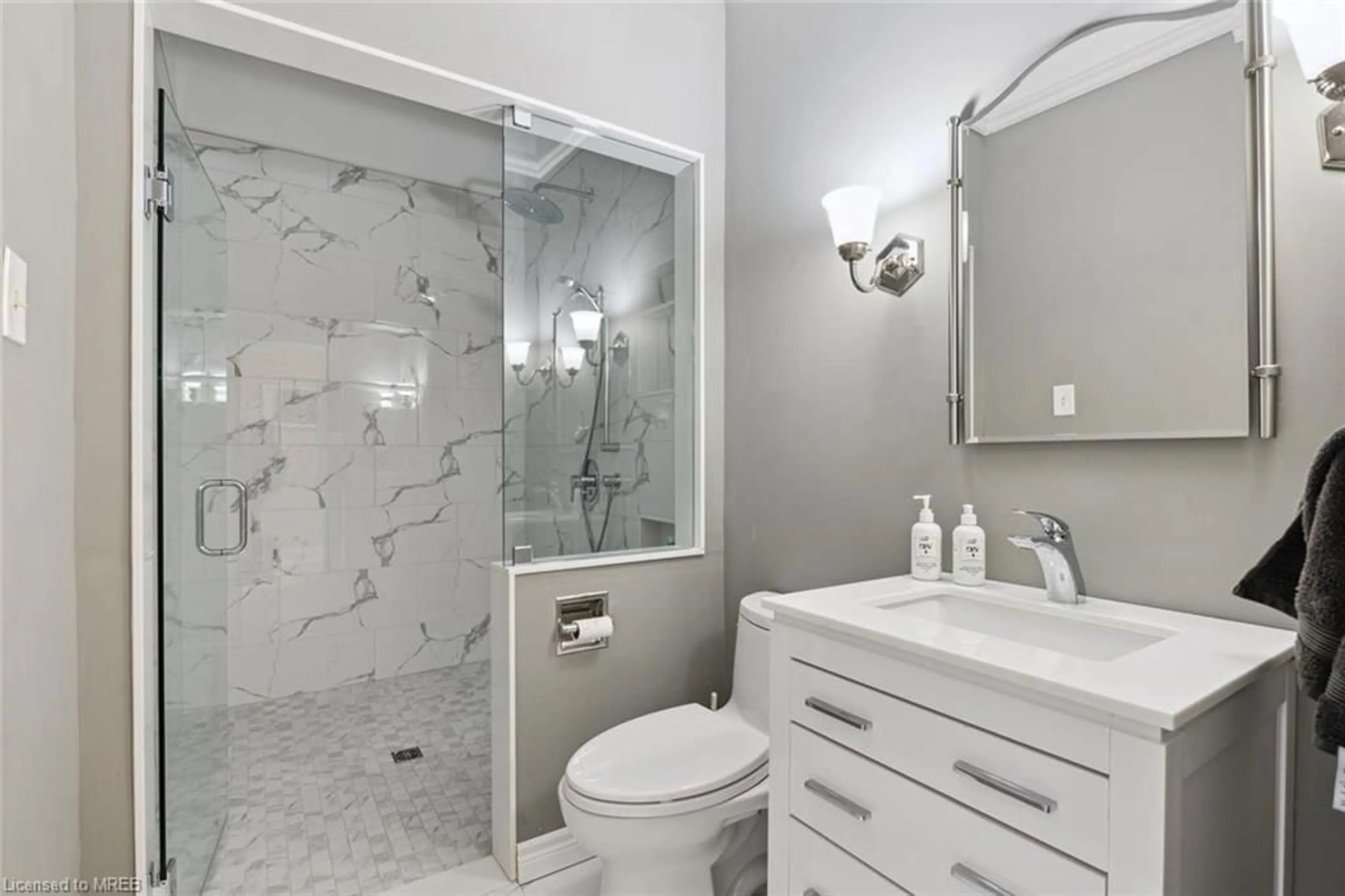 Bathroom for 2 12th St, Grimsby Ontario L3M 2V7