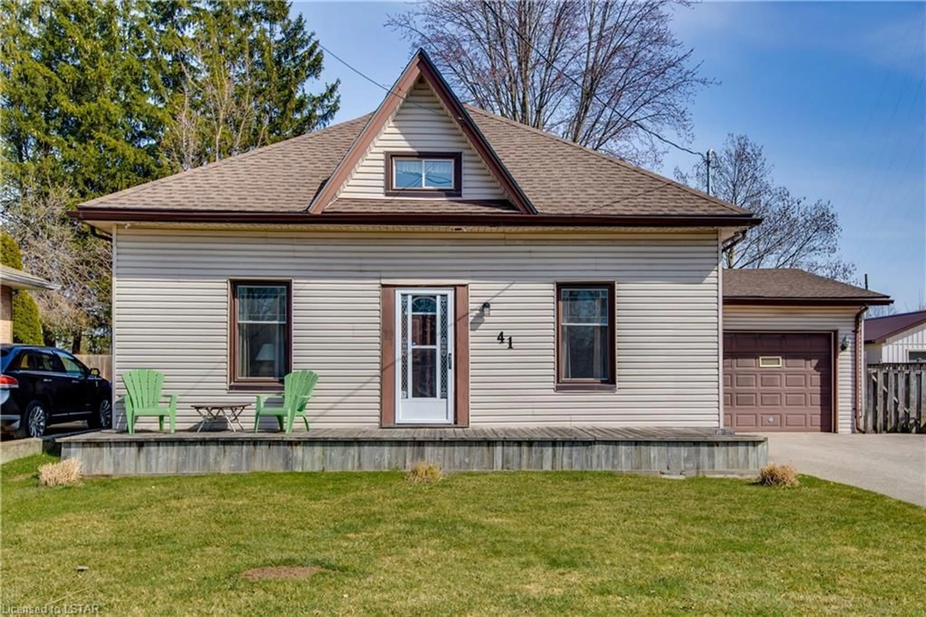Cottage for 41 Queen St, Strathroy Ontario N7G 2H5
