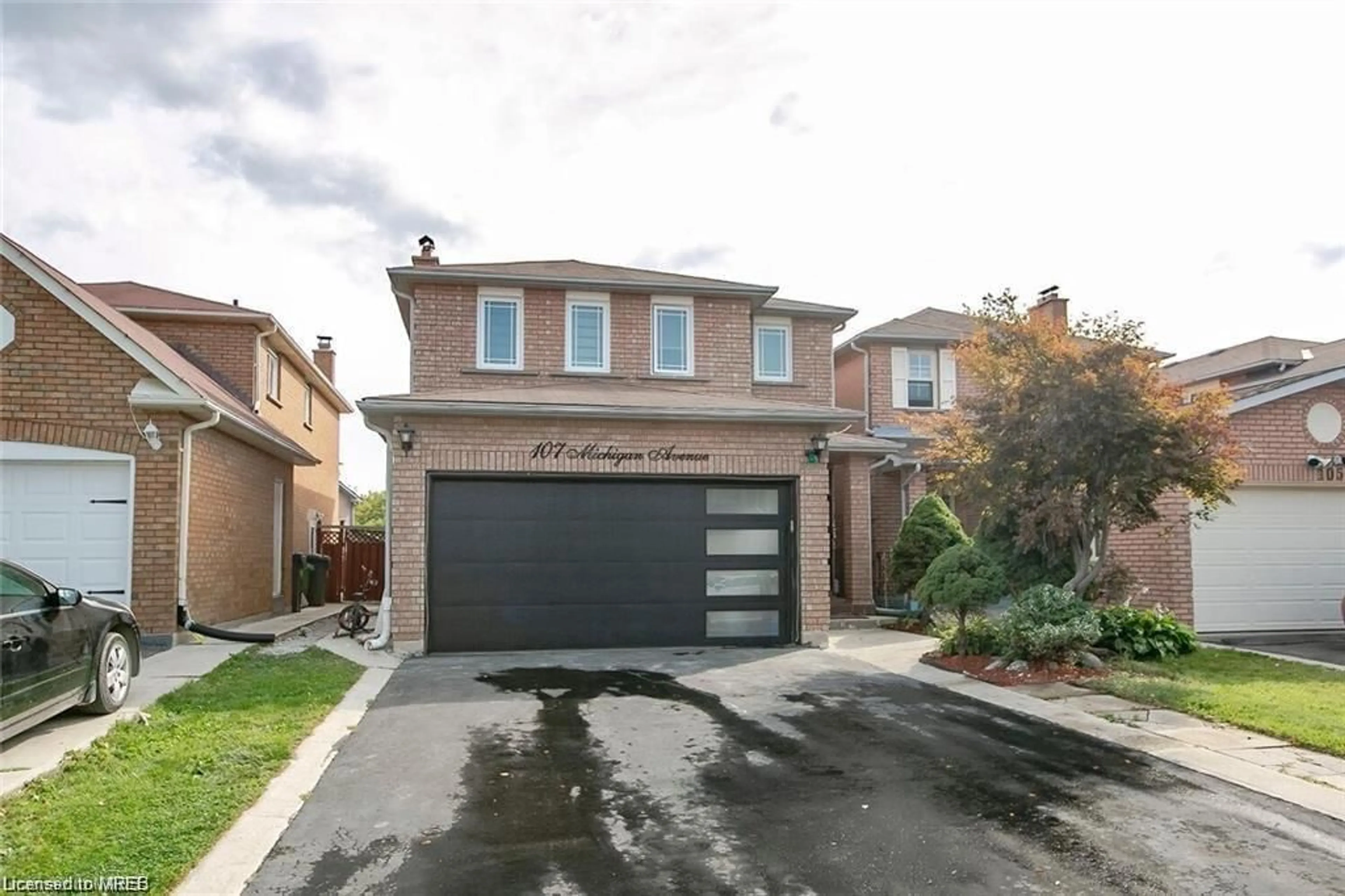 Frontside or backside of a home for 107 Michigan Ave, Brampton Ontario L6Y 4N6