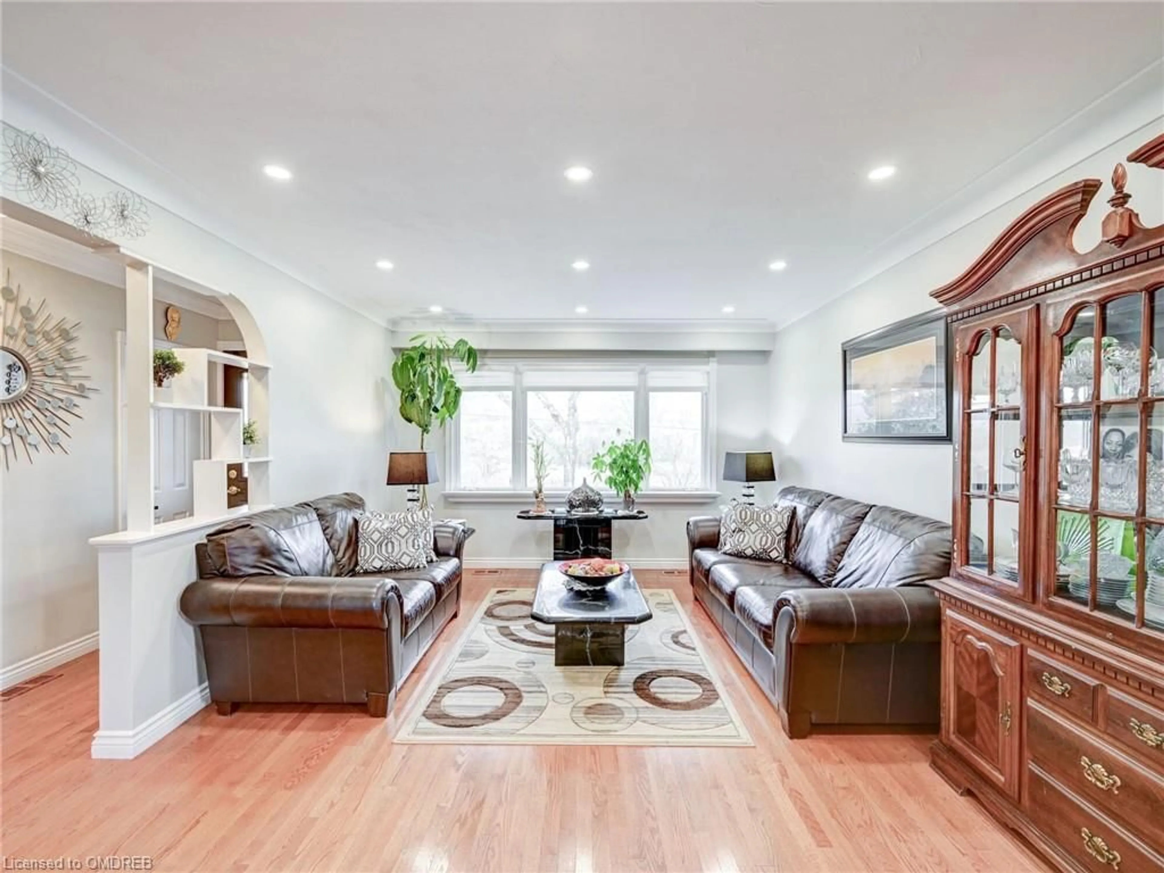 Living room for 35 Peru Rd, Milton Ontario L9T 2V5