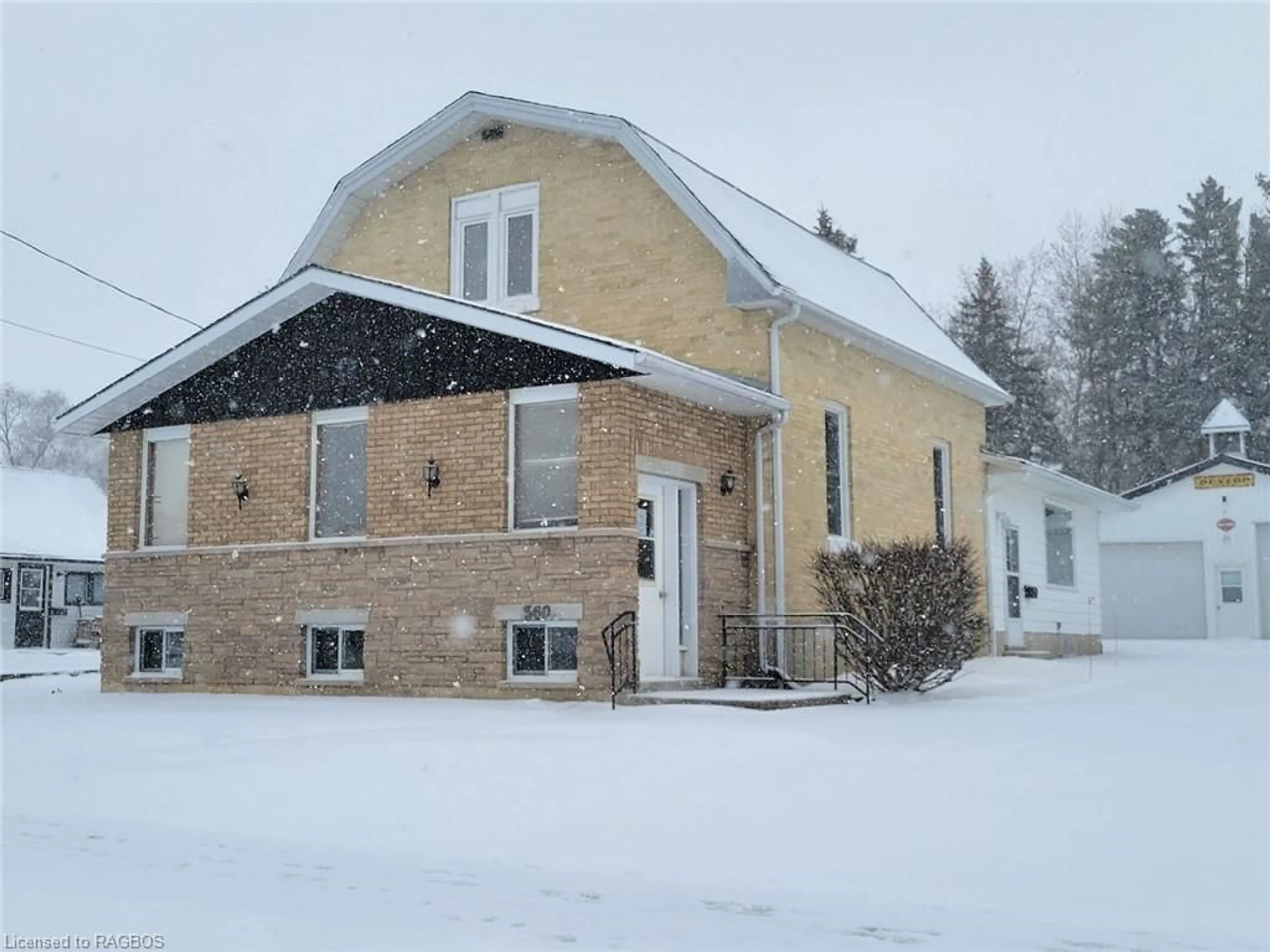 Outside view for 360 James St, Mount Forest Ontario N0G 2L3