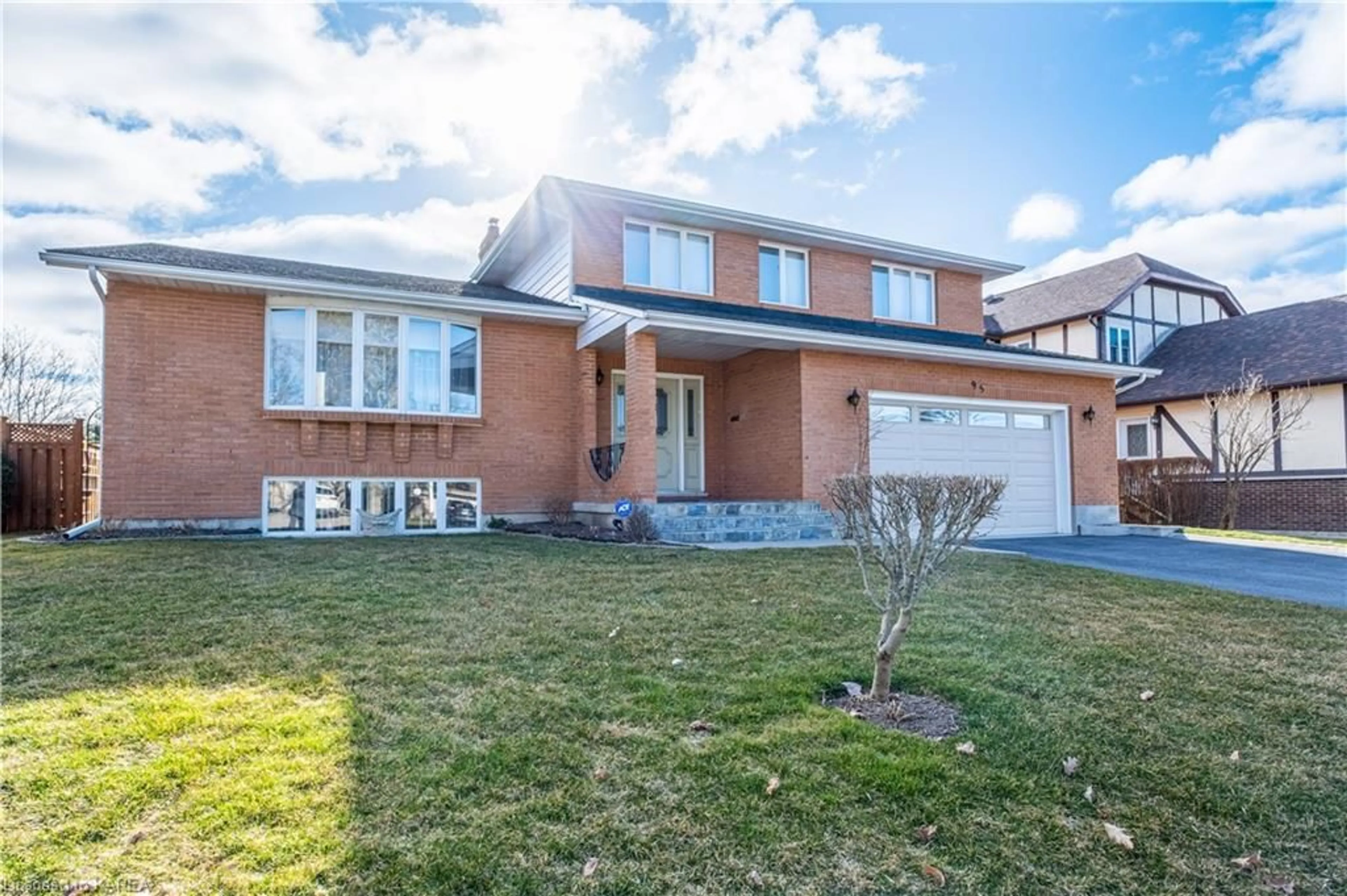 Home with brick exterior material for 95 Lakeshore Blvd, Kingston Ontario K7M 6R4