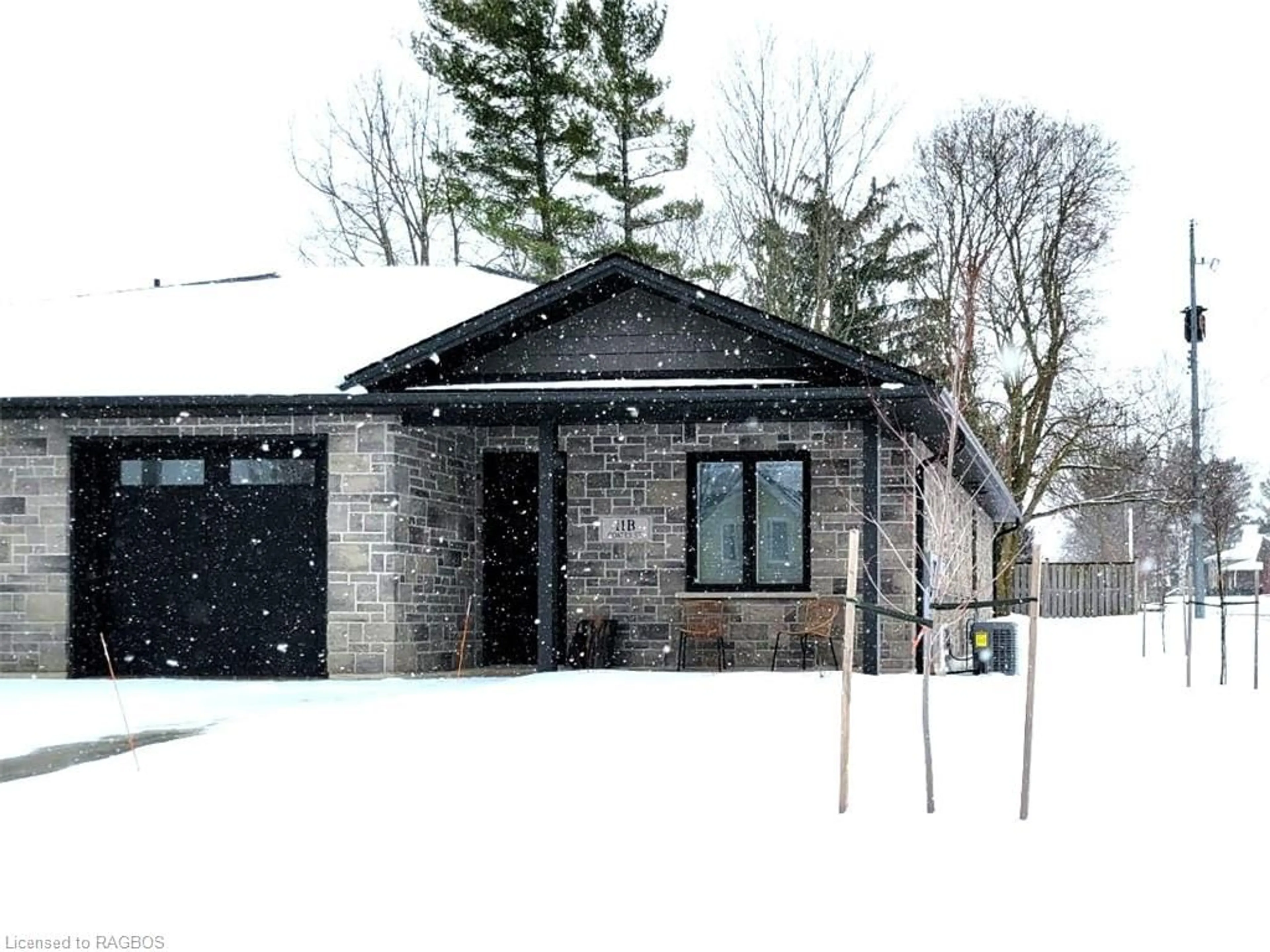 Cottage for 11 Coates St, Walkerton Ontario N0G 2V0