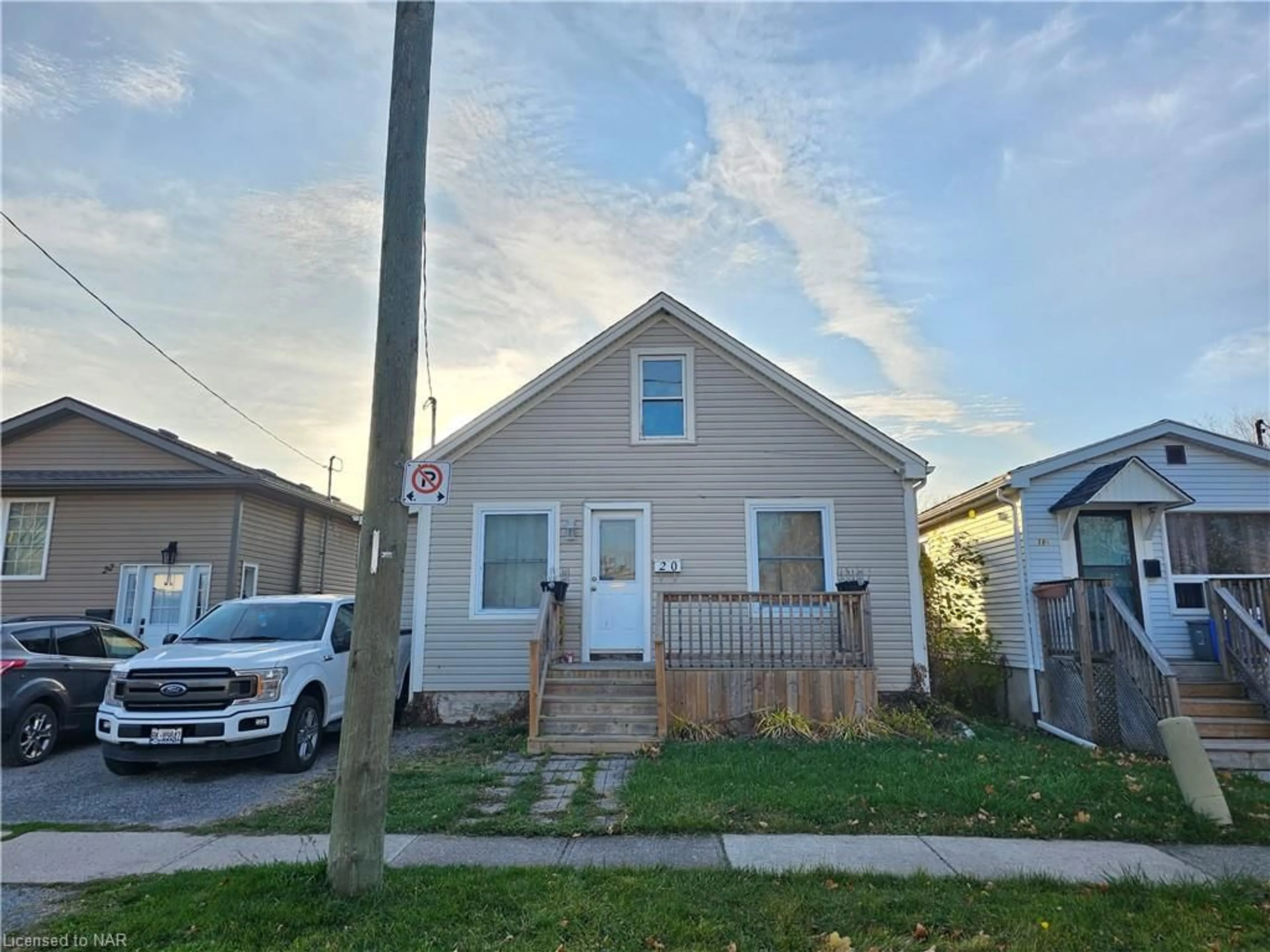 Frontside or backside of a home for 20 Lloyd St, St. Catharines Ontario L2S 2N8
