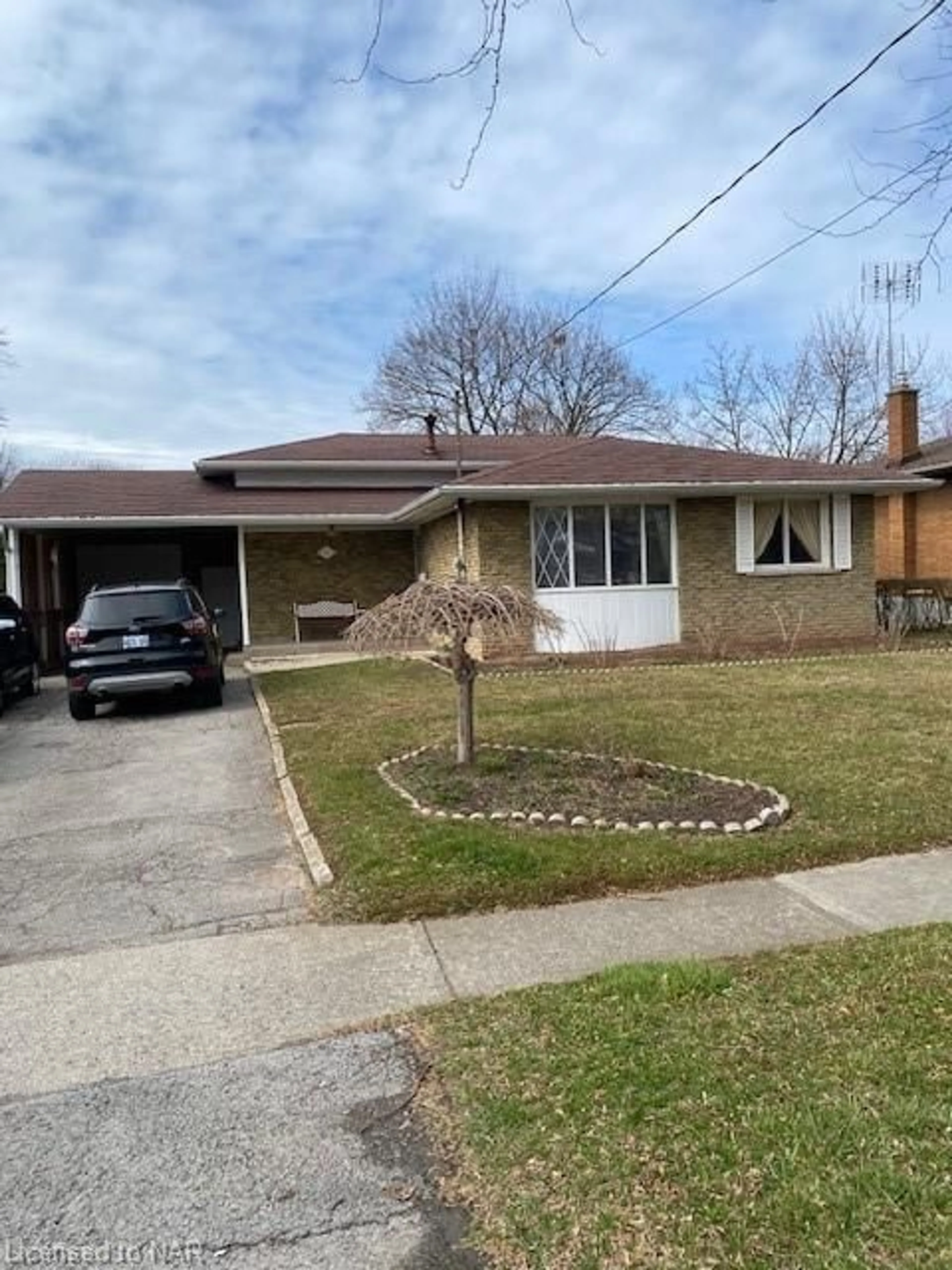 Frontside or backside of a home for 711 Niagara St, St. Catharines Ontario L2M 3S1