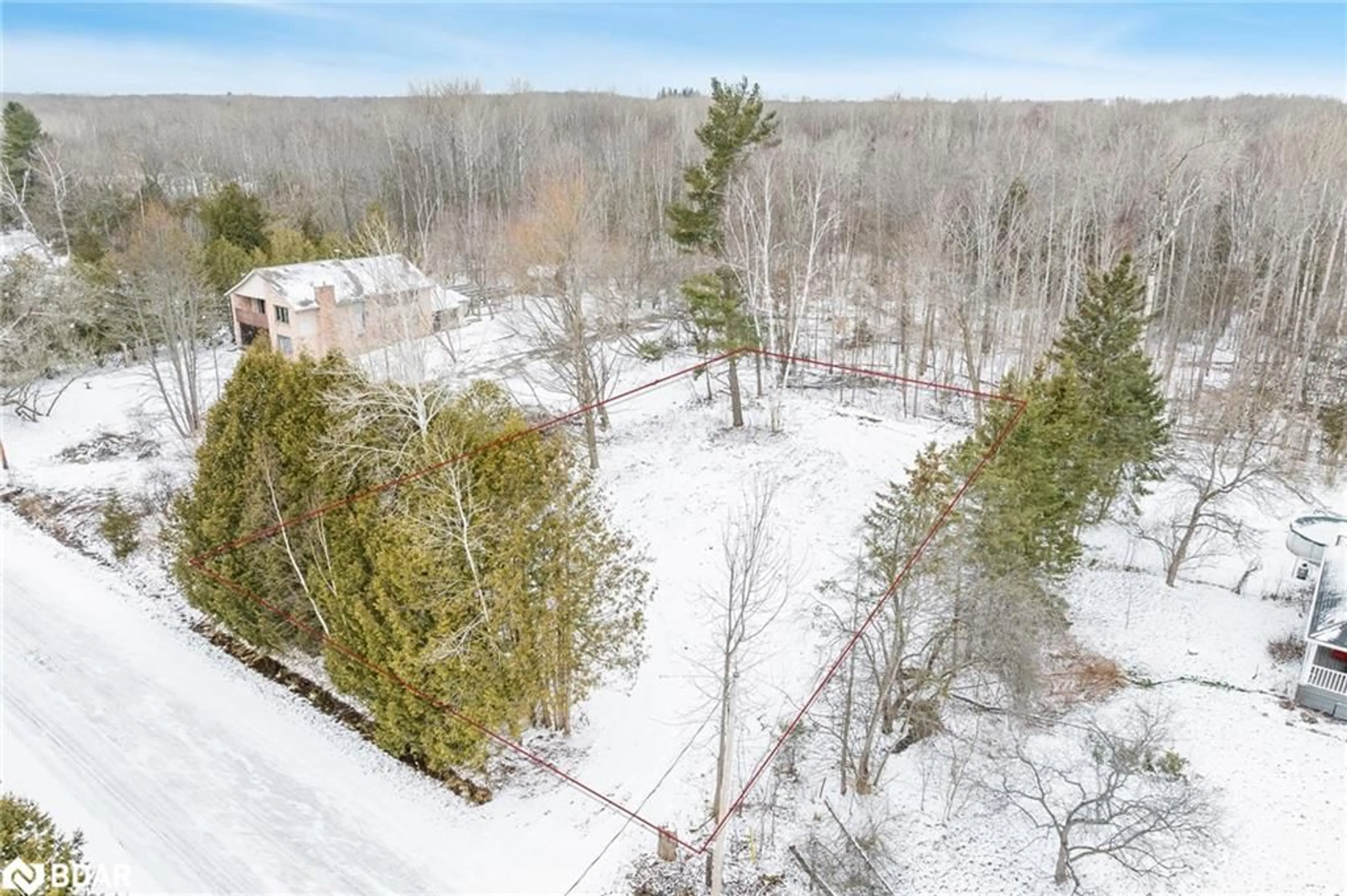 Fenced yard for 262 Lakeshore Rd, Oro-Medonte Ontario L4N 3B7