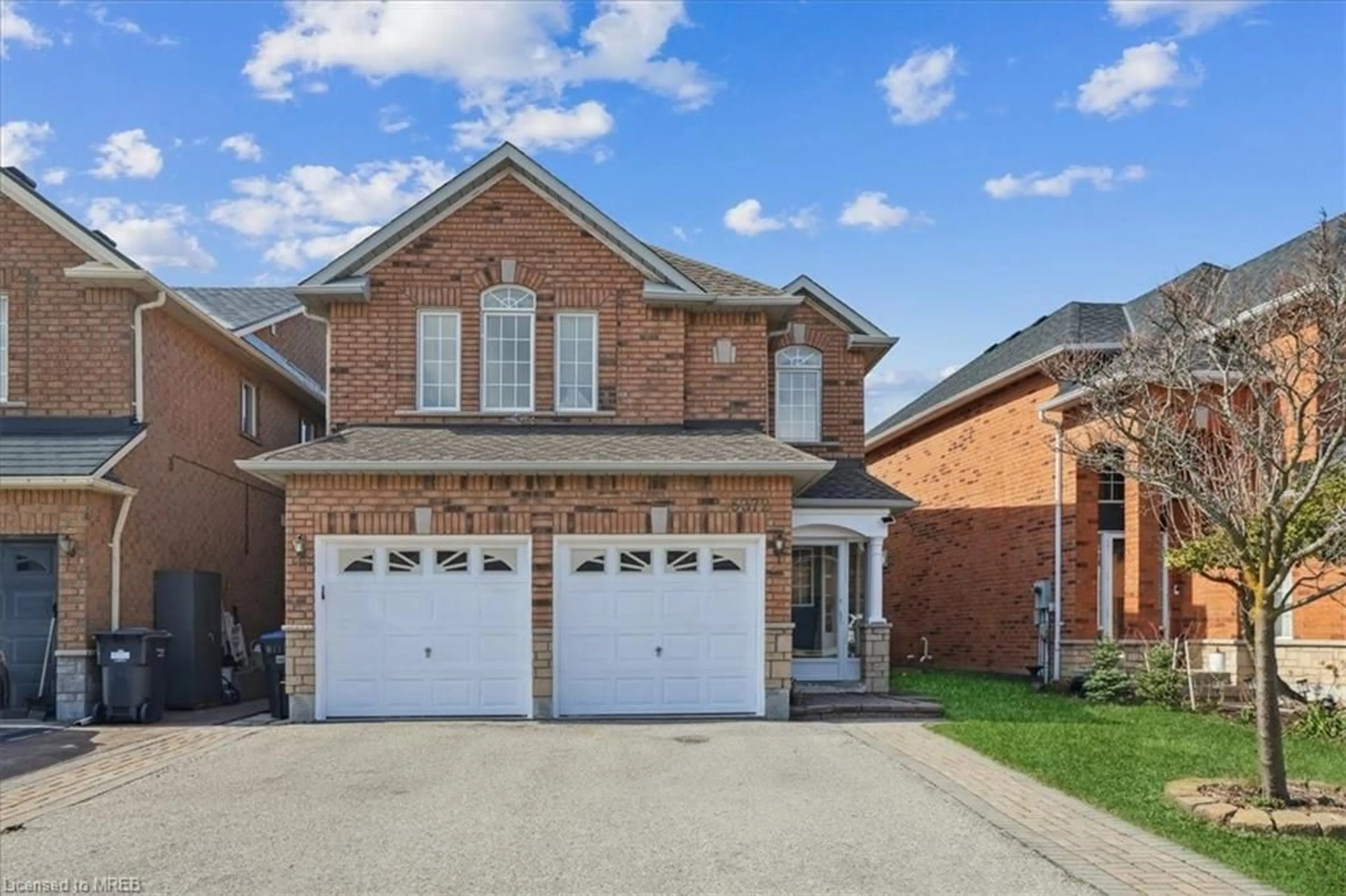 Home with brick exterior material for 5372 Hollypoint Ave, Mississauga Ontario L5V 2L3