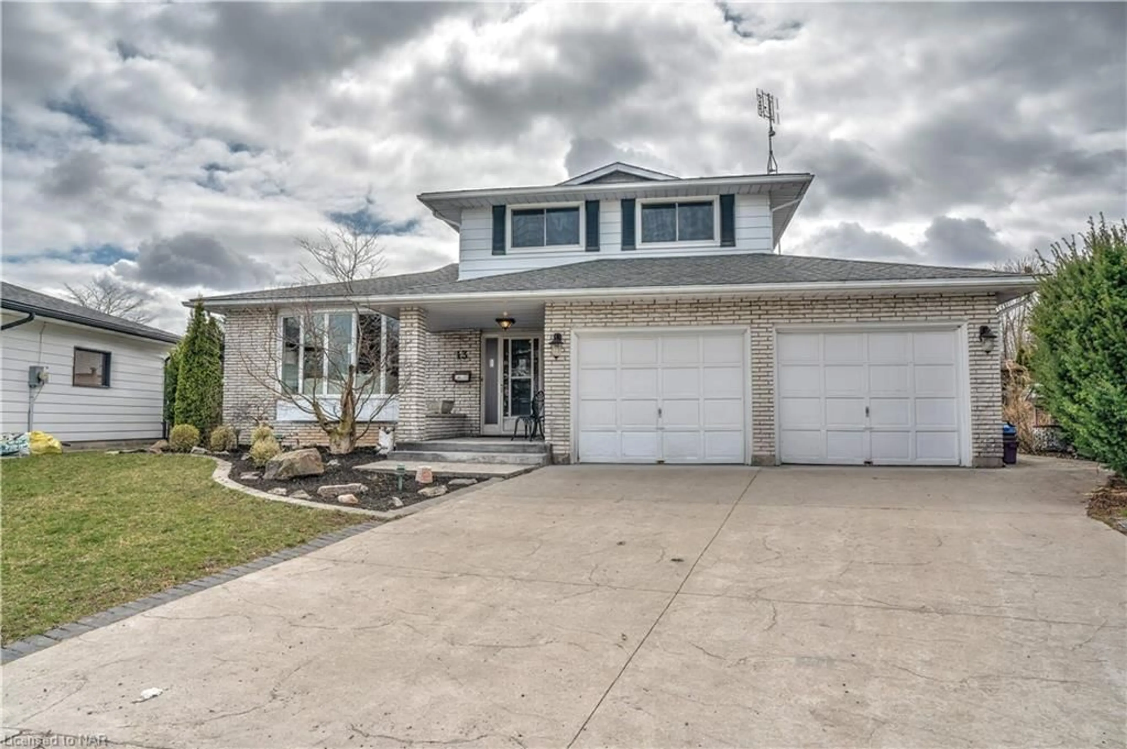 Frontside or backside of a home for 13 Renforth Sq, St. Catharines Ontario L2M 6X3