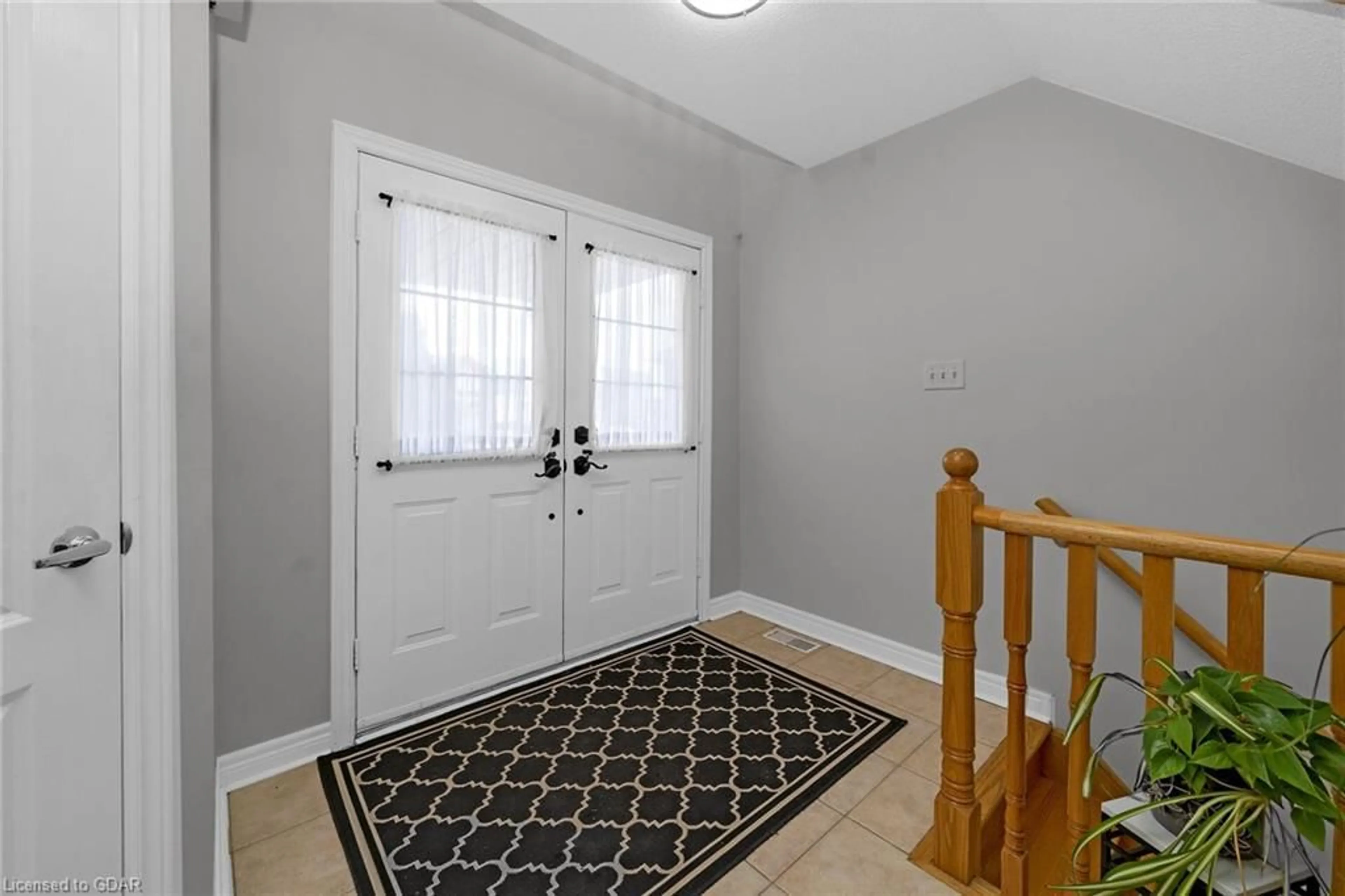 Indoor entryway for 347 Ellwood Dr, Bolton Ontario L7E 2G6