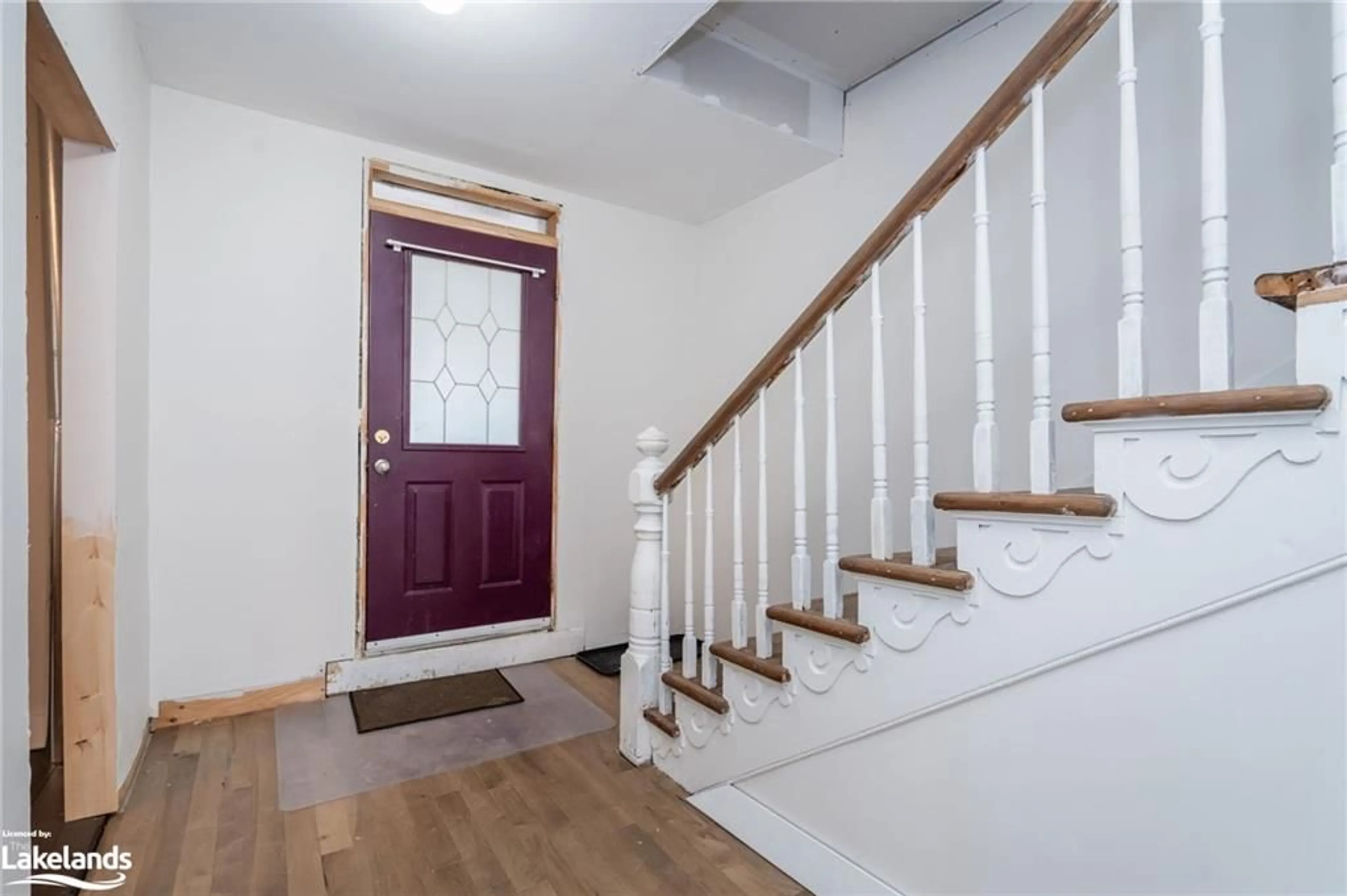 Indoor entryway for 61 Robert St, Penetanguishene Ontario L9M 1N2