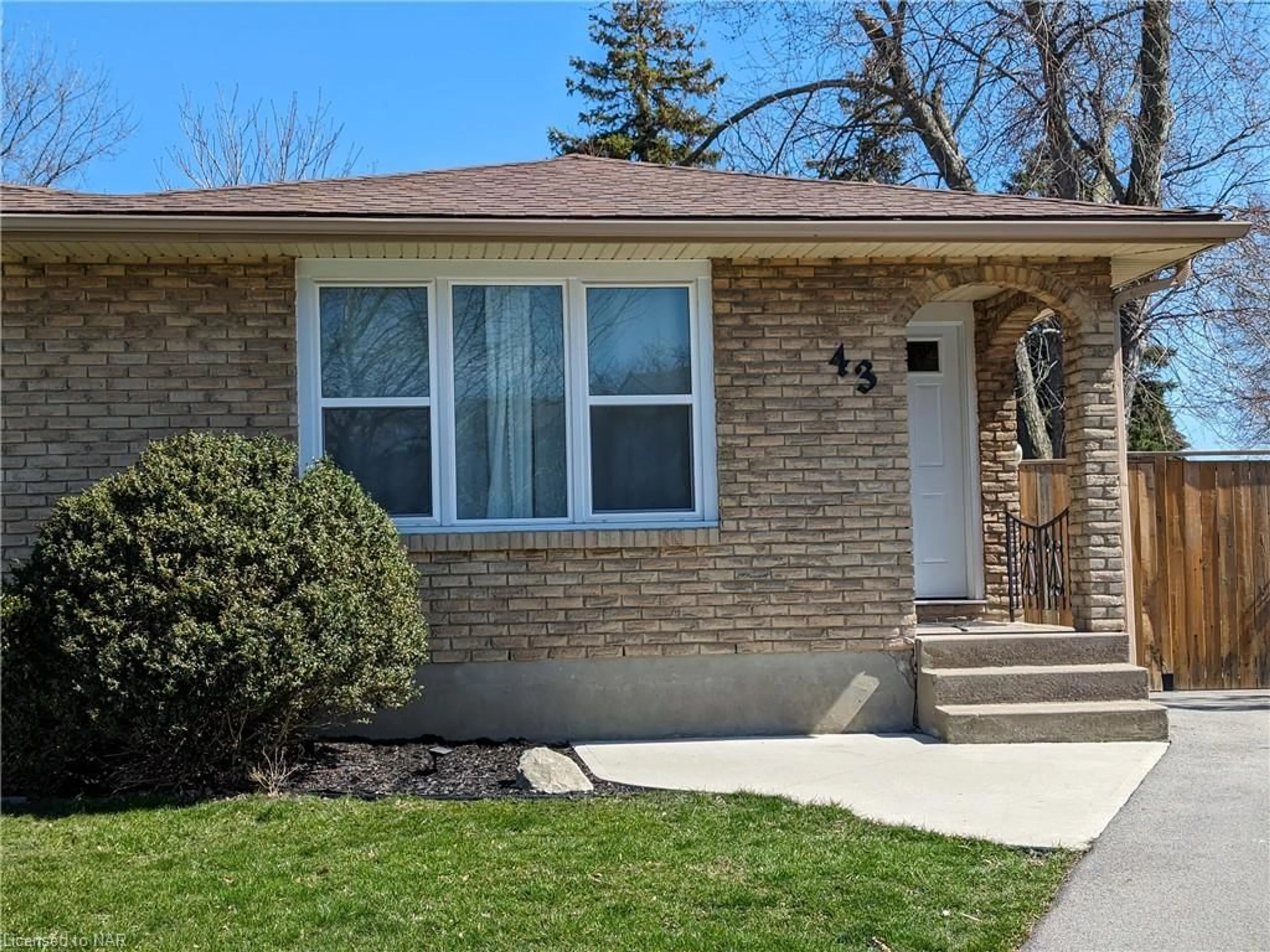 Home with brick exterior material for 43 Greystone Cres, St. Catharines Ontario L2N 6P1
