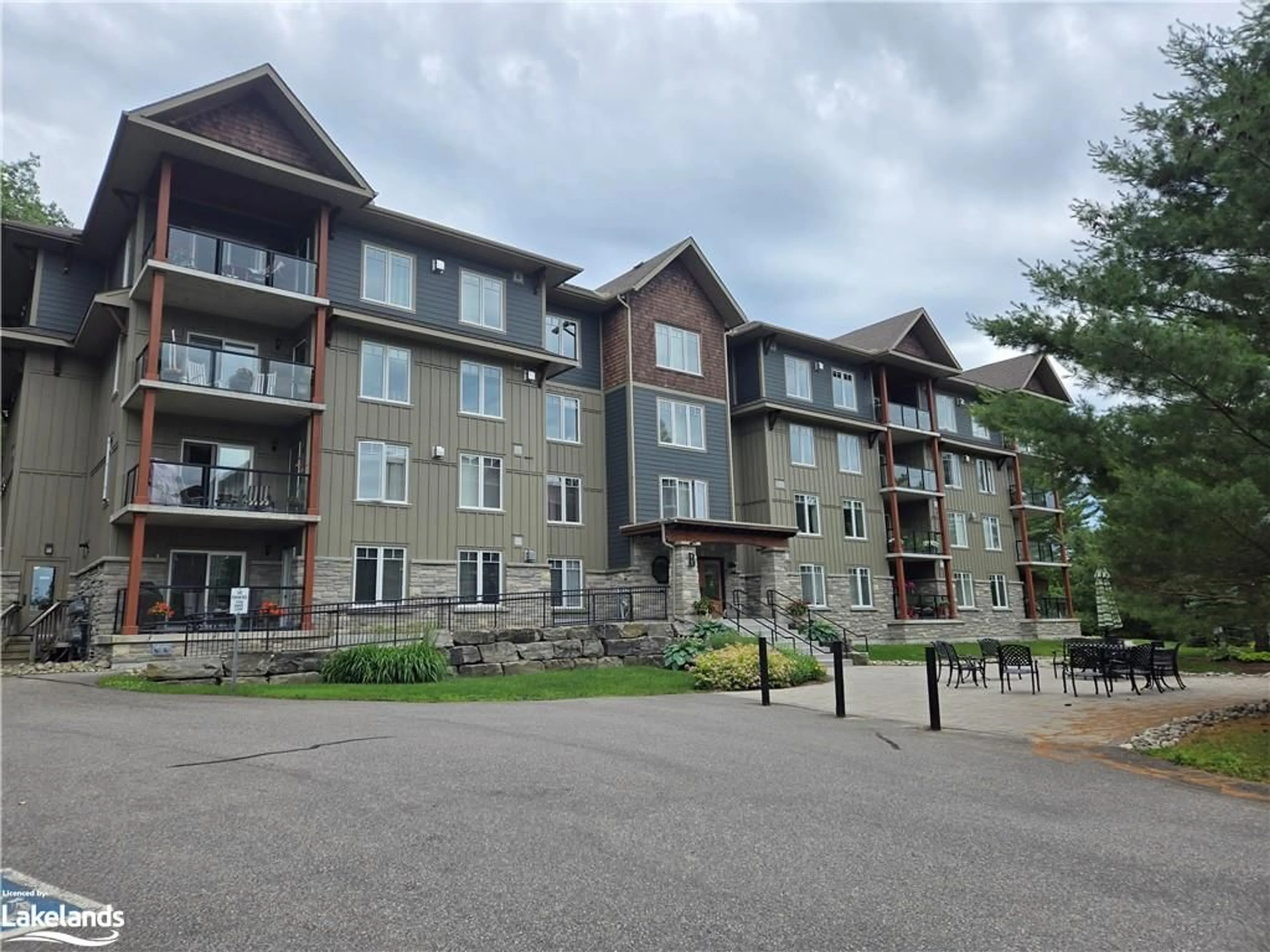 A pic from exterior of the house or condo for 391B Manitoba St #402, Bracebridge Ontario P1L 0B5