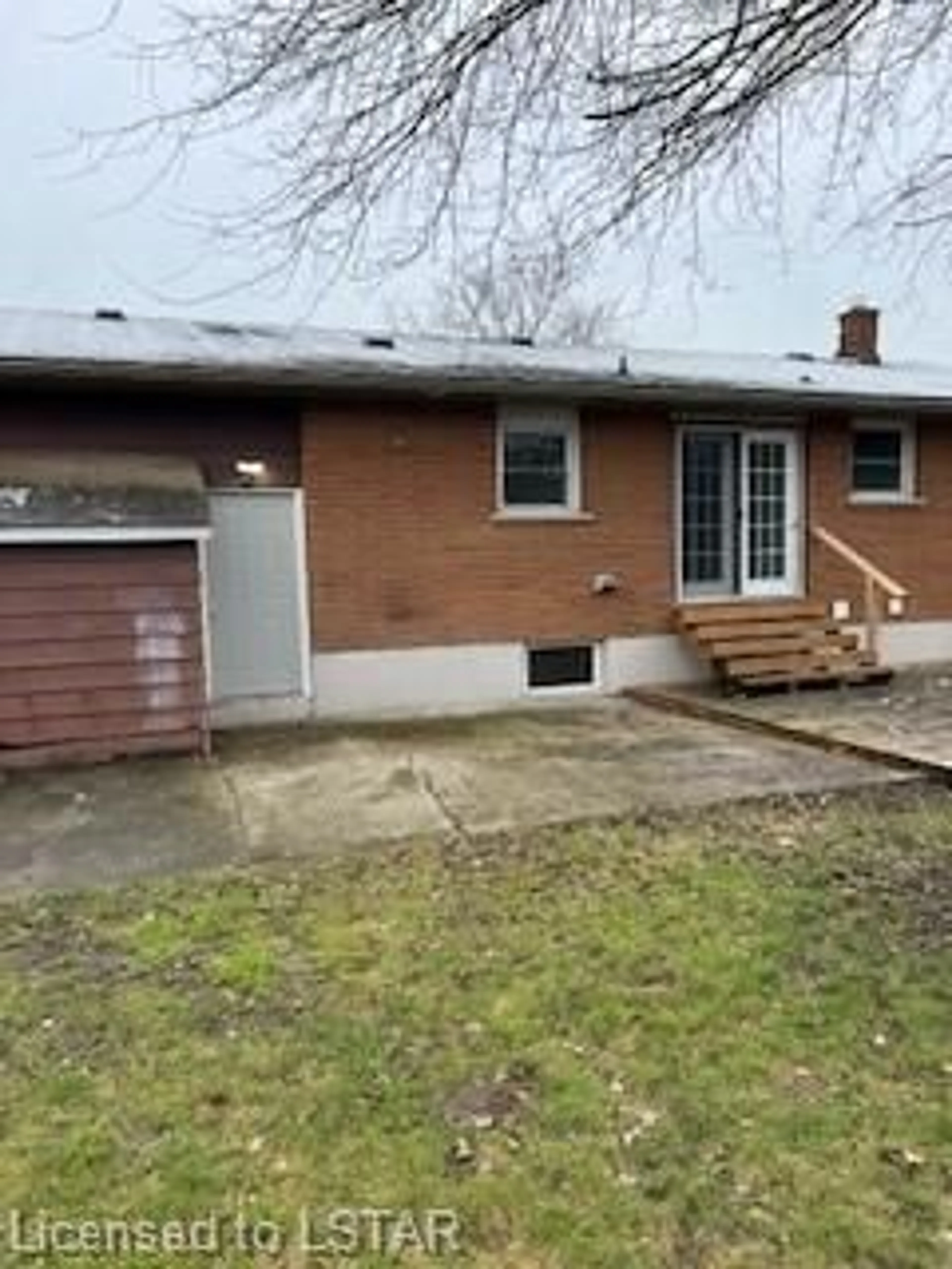 Frontside or backside of a home for 76 1/2 Fairview Ave, St. Thomas Ontario N5R 4X6