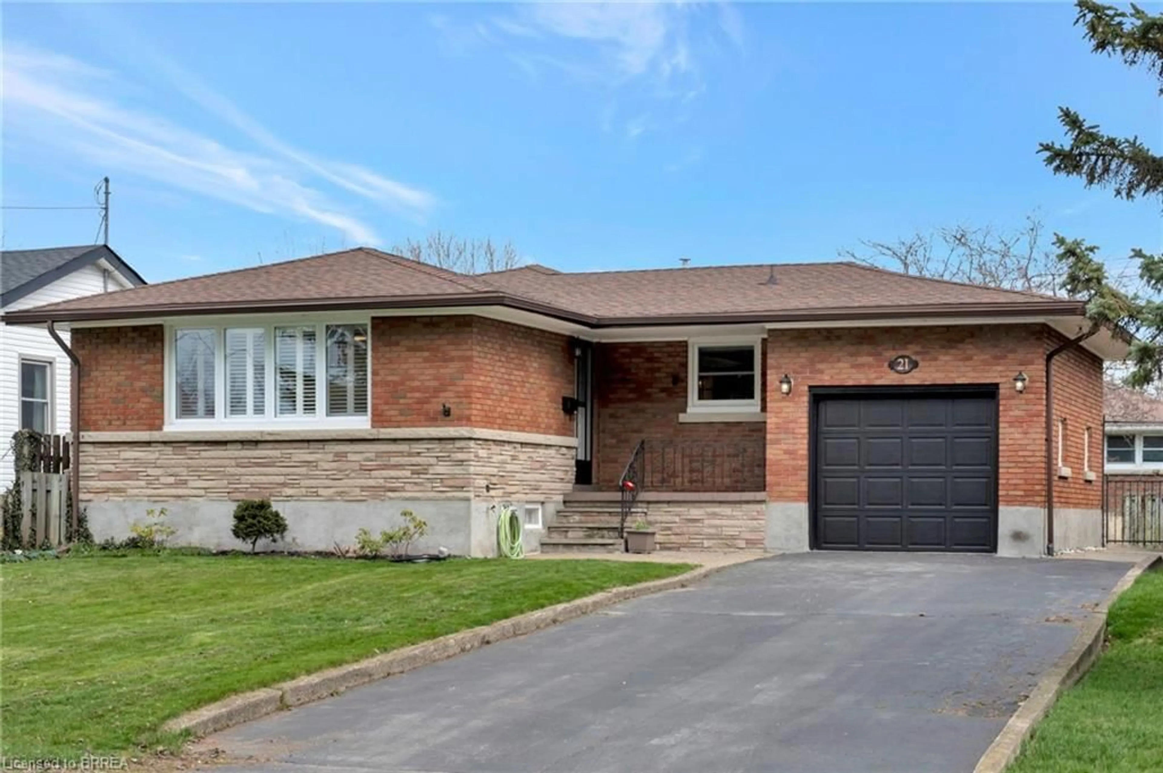 Home with brick exterior material for 21 Jefferson Ave, Port Colborne Ontario L3K 5M7