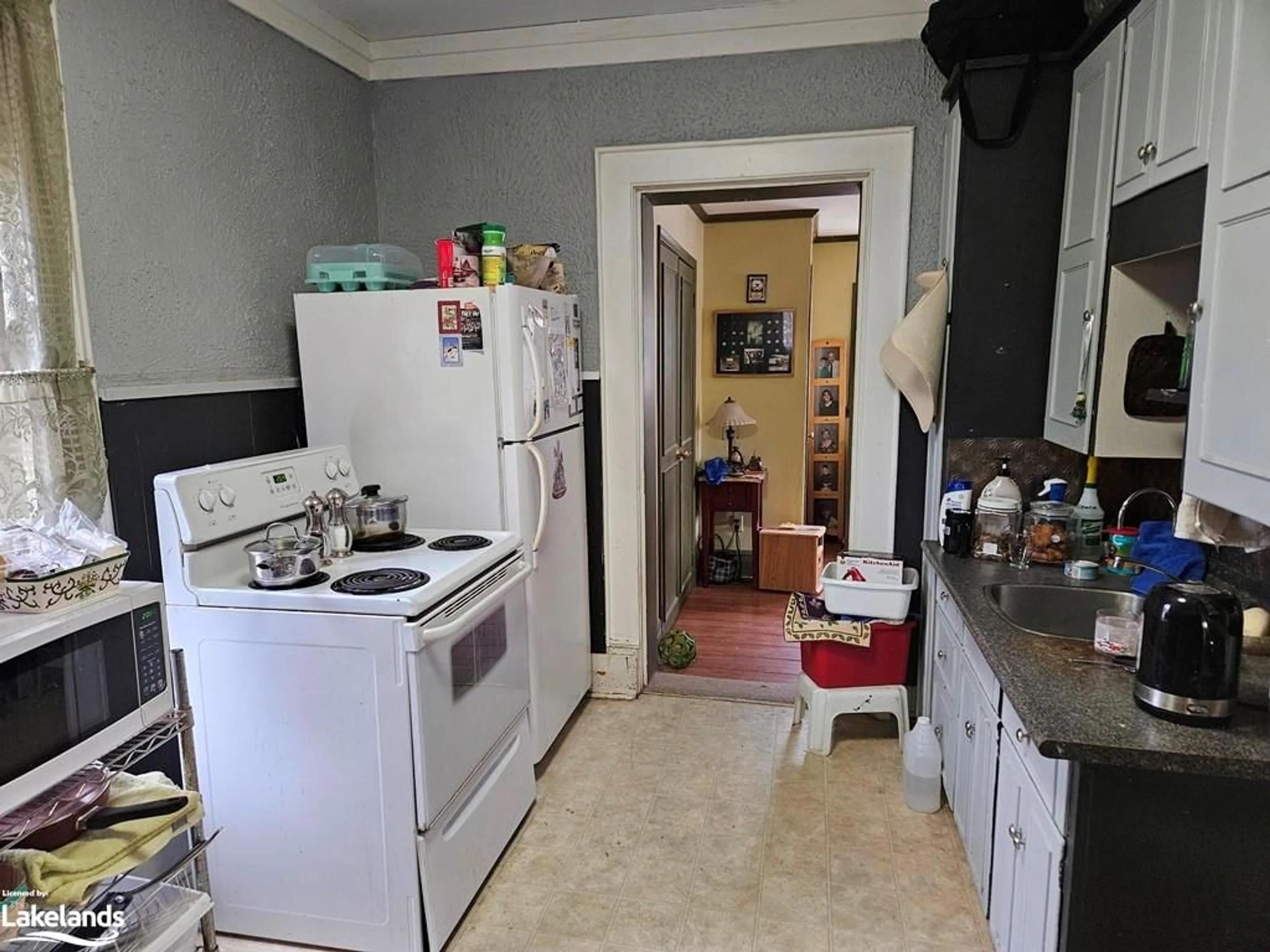 Standard kitchen for 23 River St, Coldwater Ontario L0K 1E0