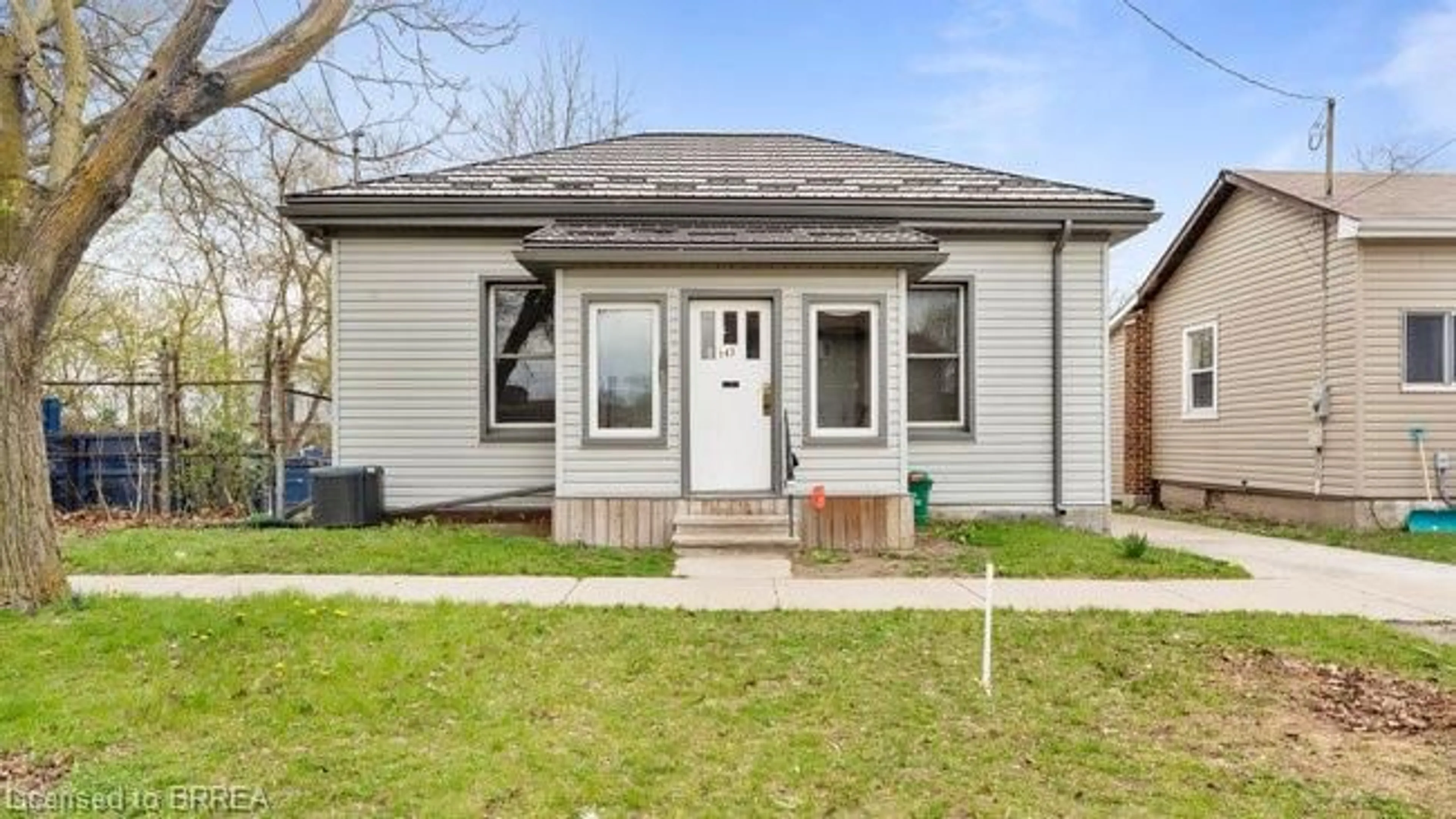 Frontside or backside of a home for 143 Charlotte St, Brantford Ontario N3T 2X7