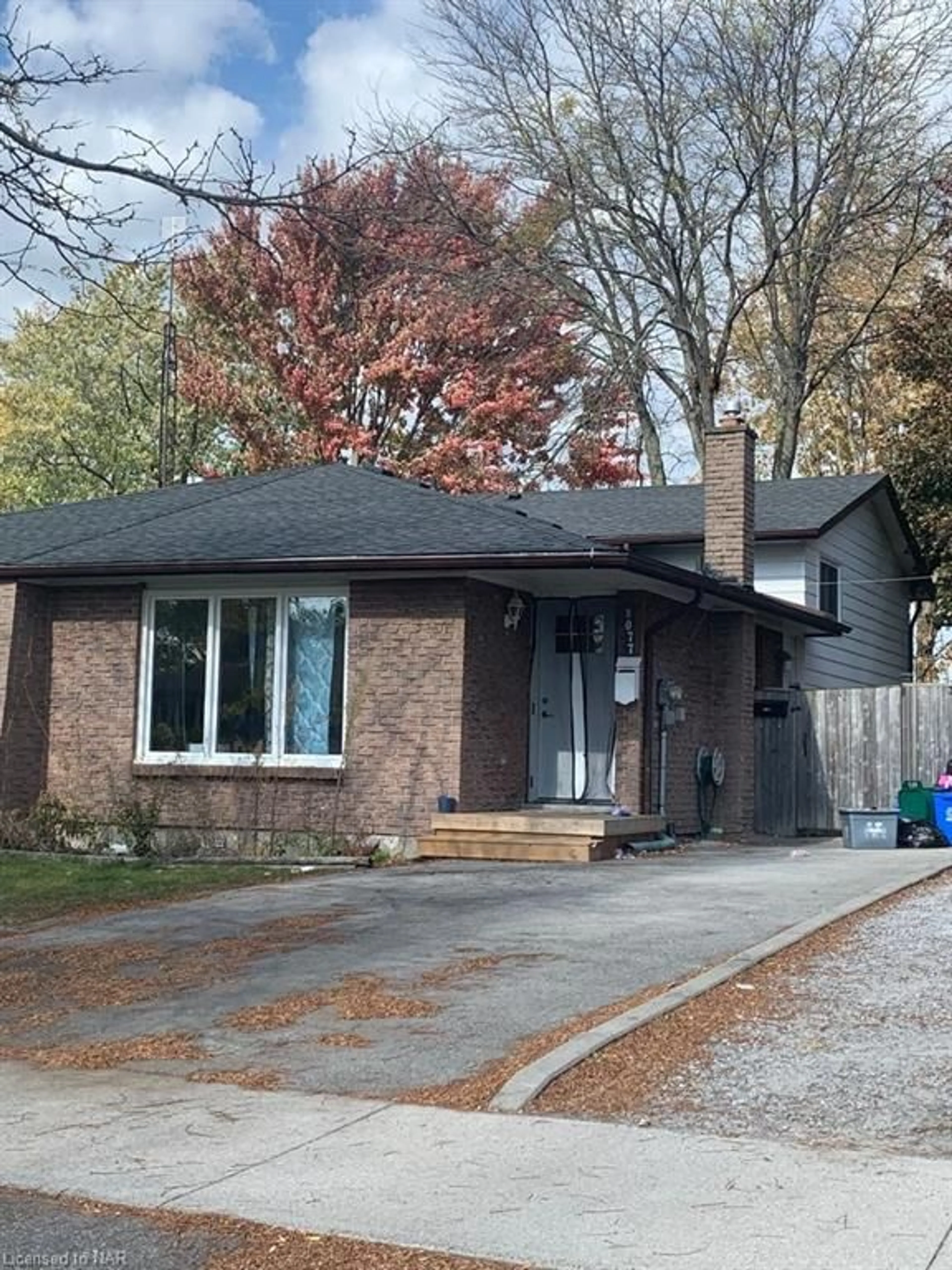 Home with brick exterior material for 8077 Aintree Dr, Niagara Falls Ontario L2V 1H3