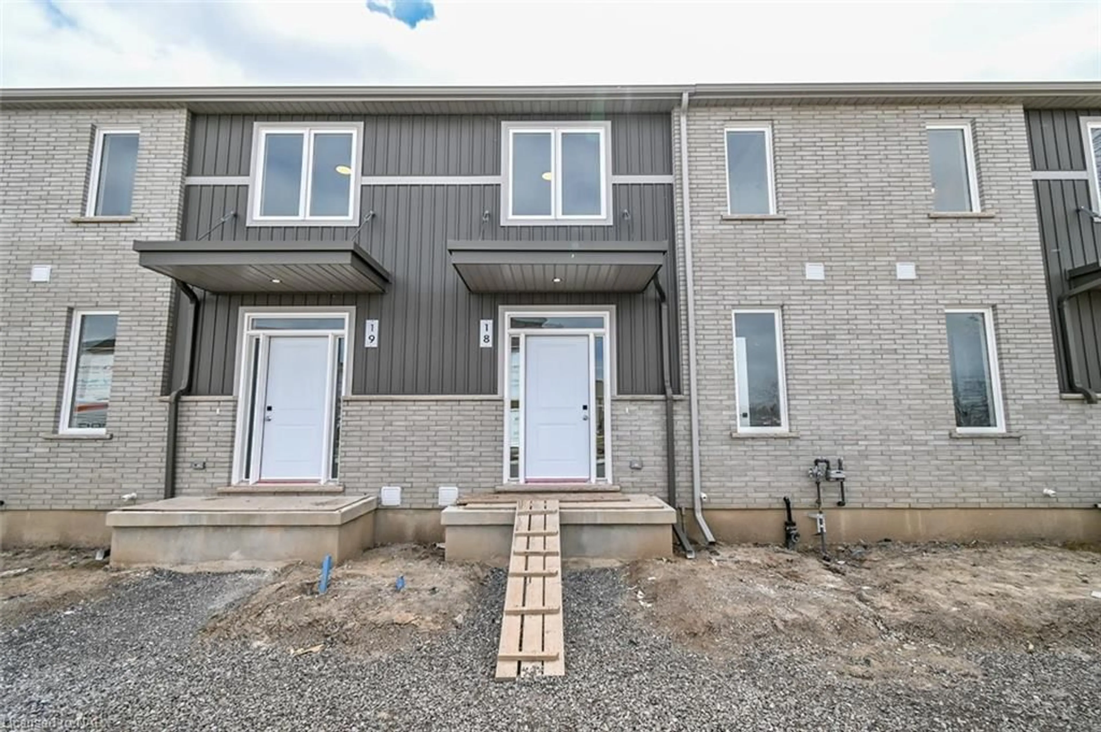 A pic from exterior of the house or condo for 121A Moffatt St #18, St. Catharines Ontario L2P 0E8
