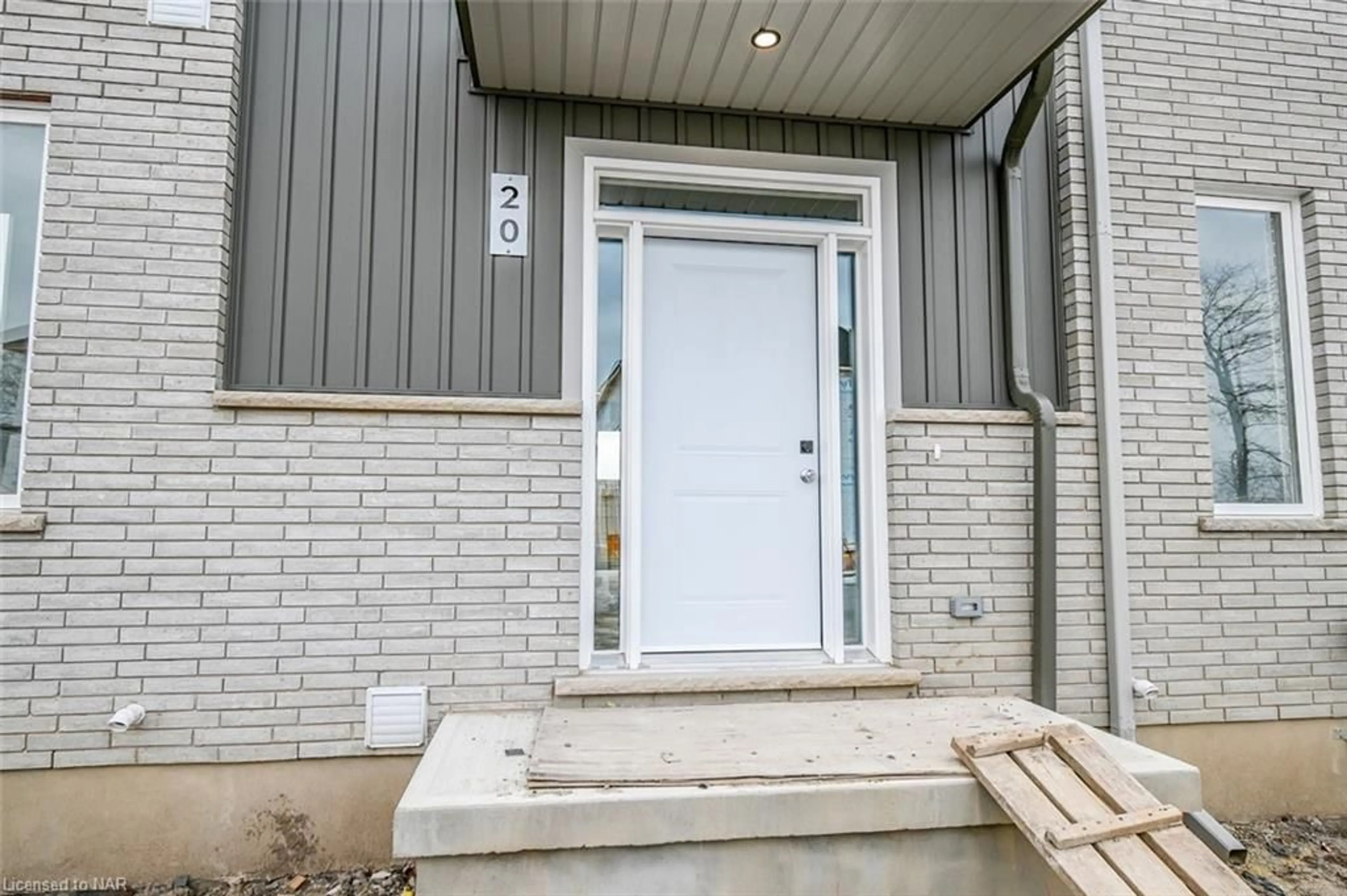 Indoor entryway for 121A Moffatt St #20, St. Catharines Ontario L2P 0E8