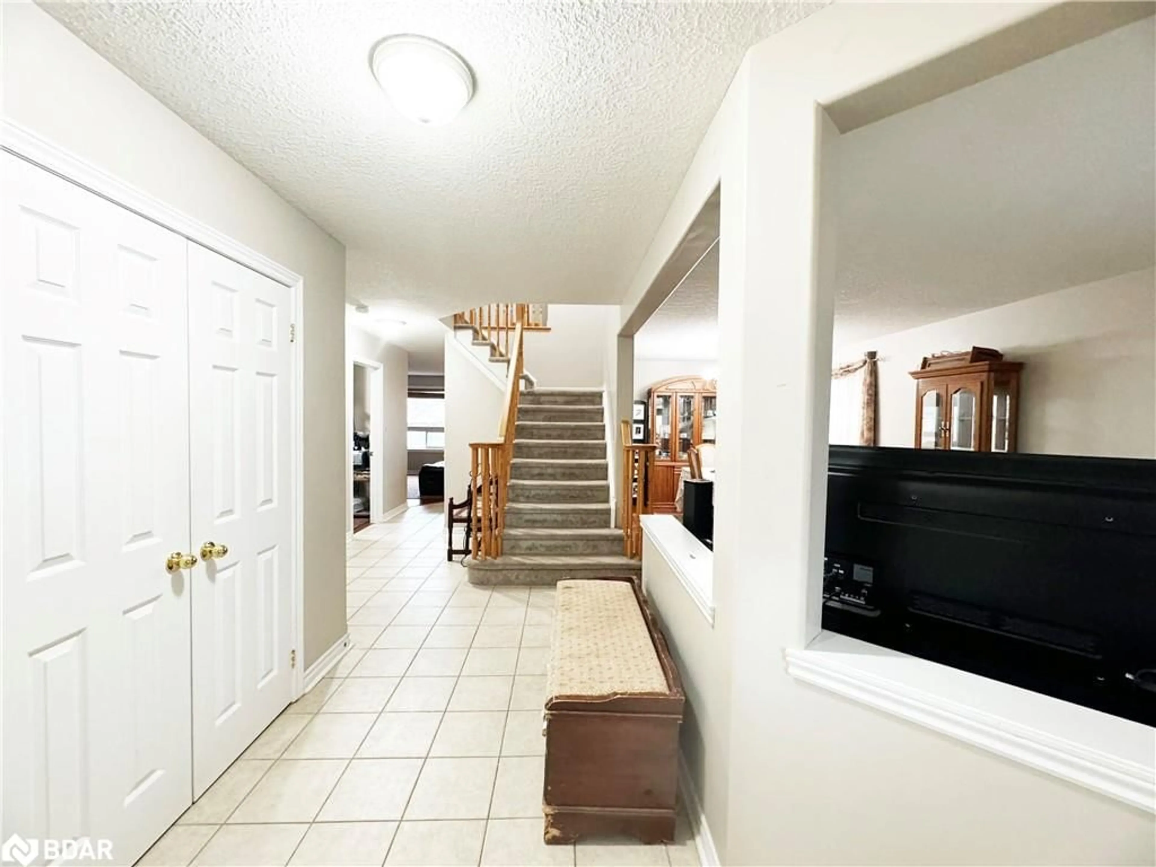 Indoor foyer for 28 Dunsmore Lane, Barrie Ontario L4M 7A1