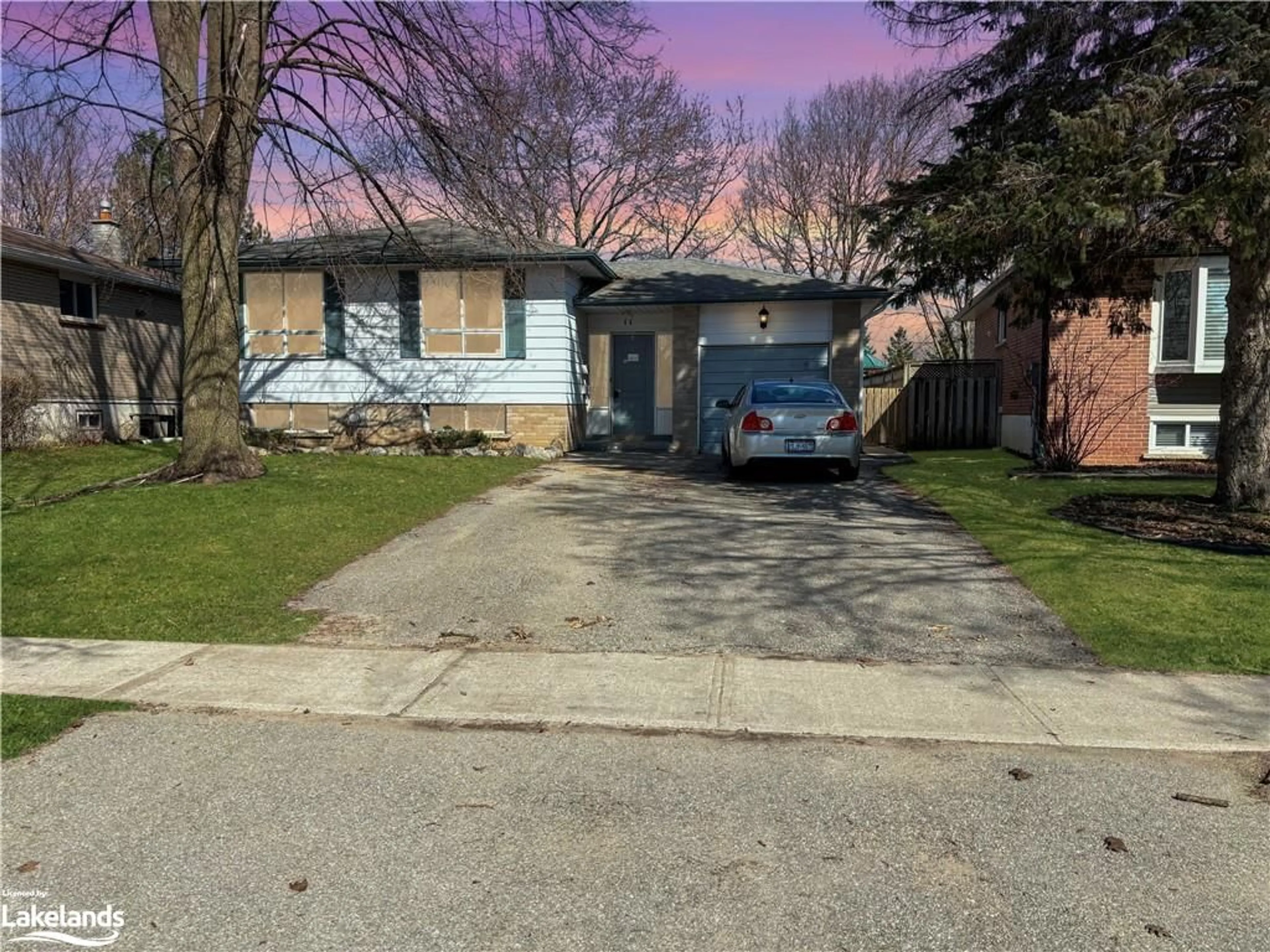 Frontside or backside of a home, the street view for 11 Lonsdale Pl, Barrie Ontario L4M 4H9