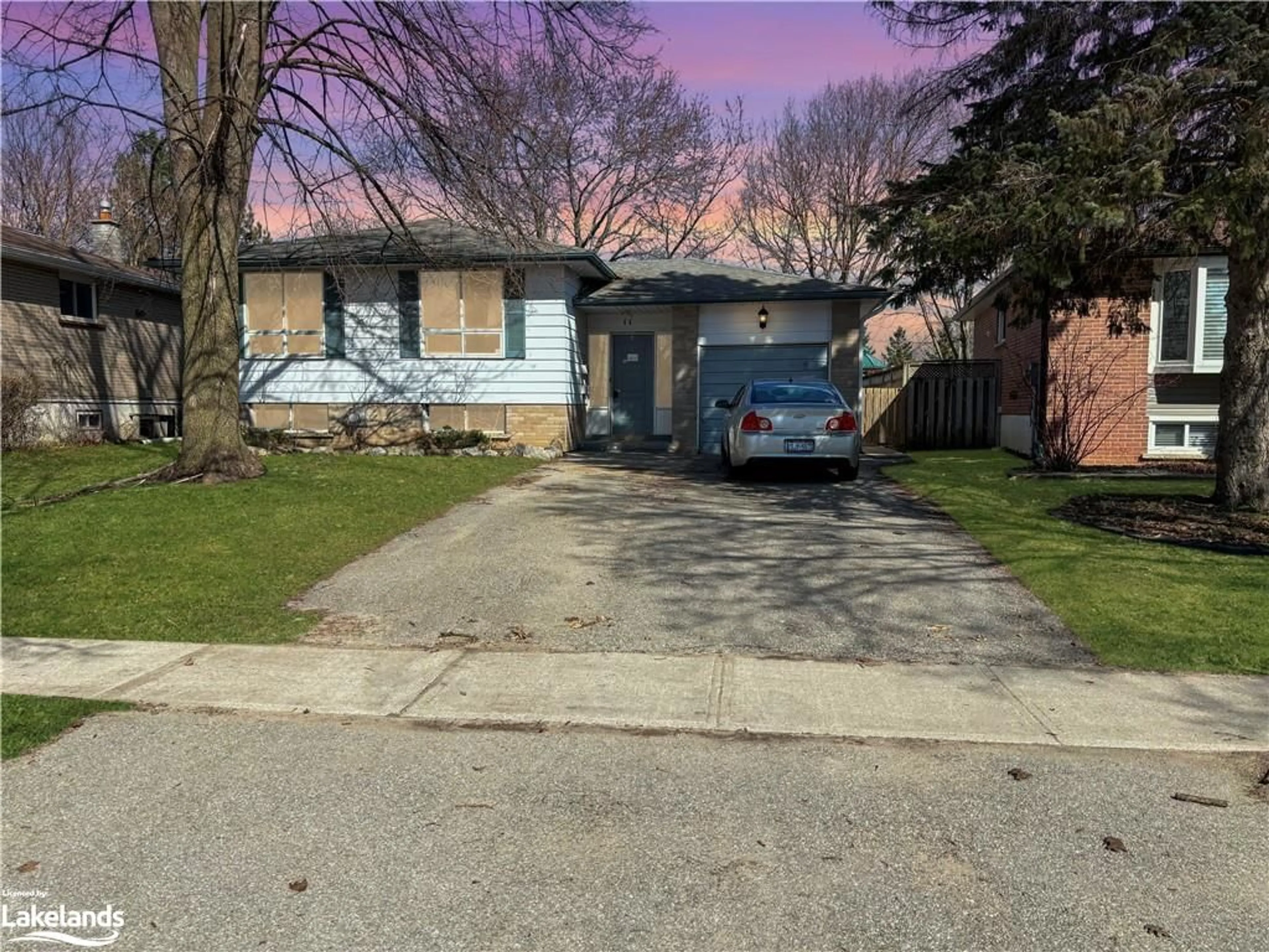 Frontside or backside of a home for 11 Lonsdale Pl, Barrie Ontario L4M 4H9