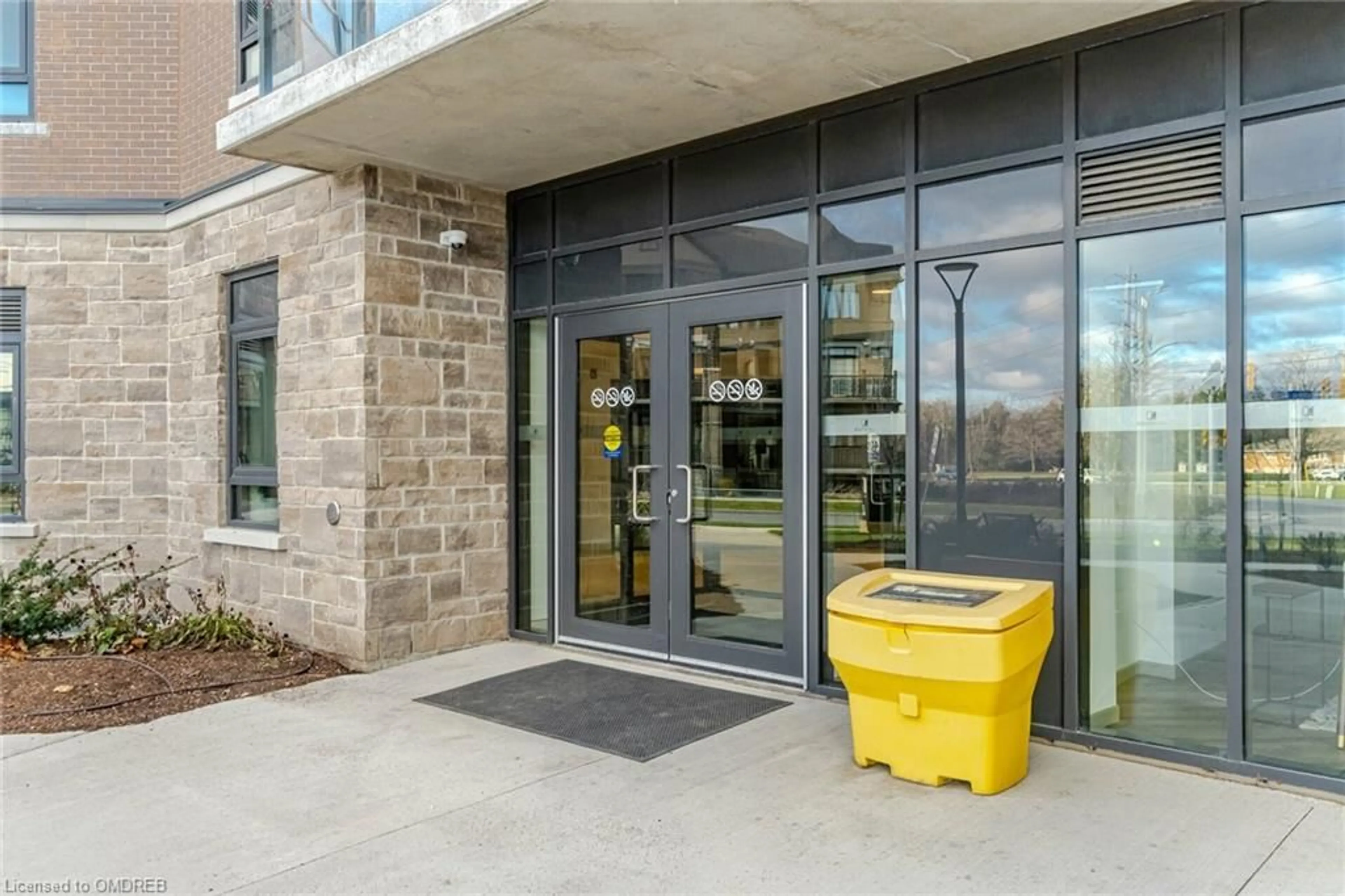 Indoor foyer for 332 Gosling Gdns #312, Guelph Ontario N1L 1G7