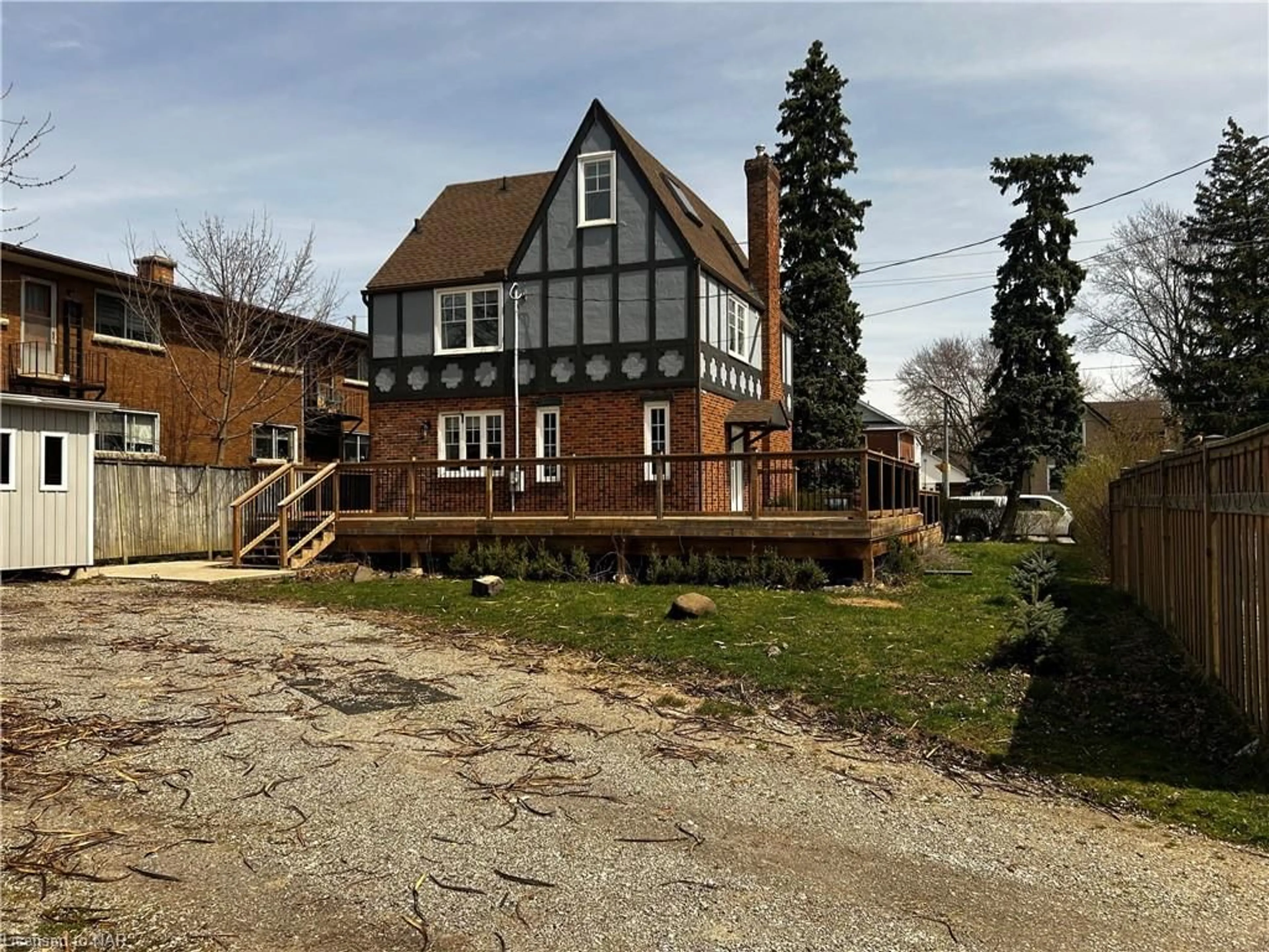 Frontside or backside of a home for 403 Niagara St, Welland Ontario L3C 1L3