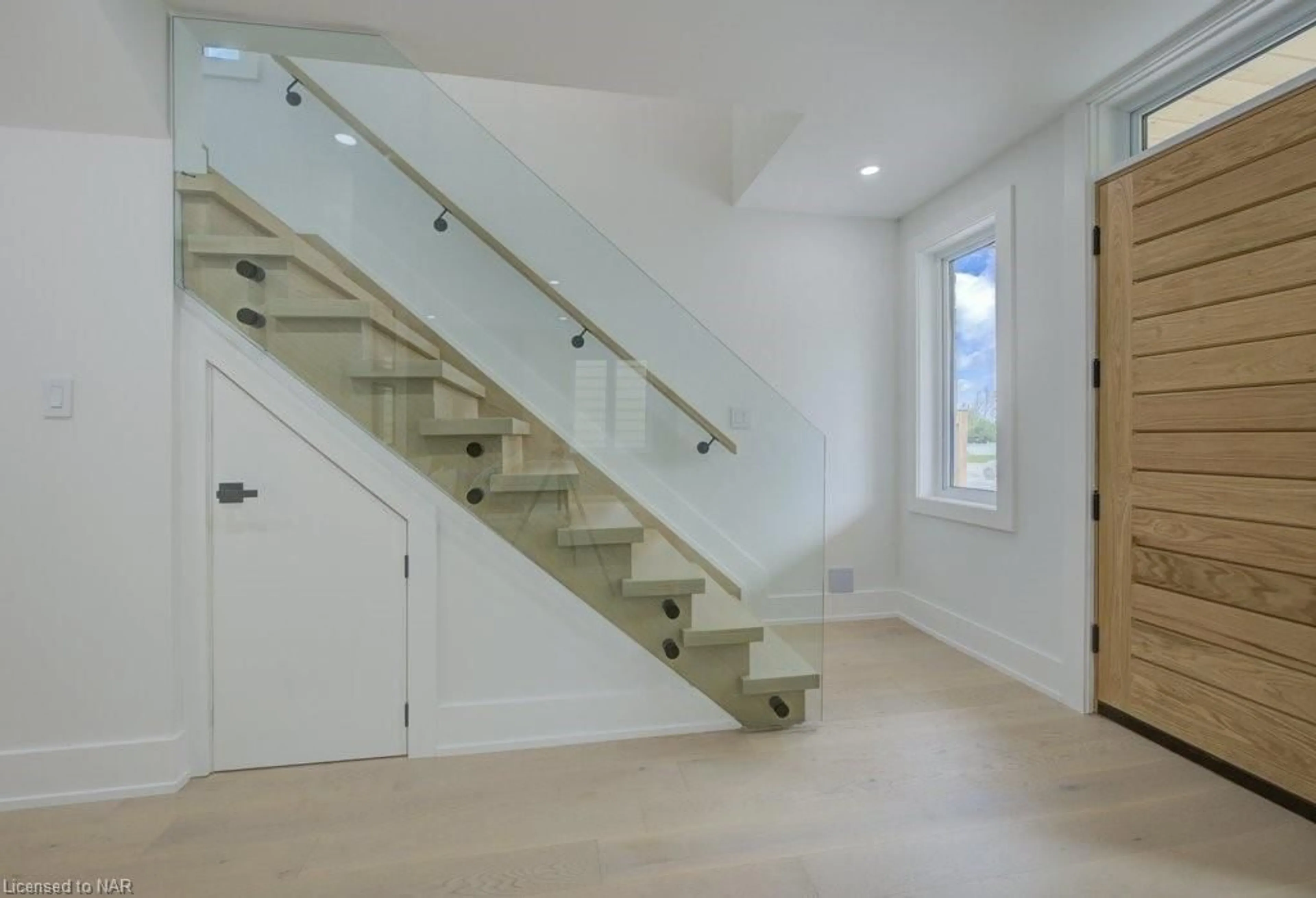 Stairs for 4392 Ontario St, Beamsville Ontario L0R 1B0