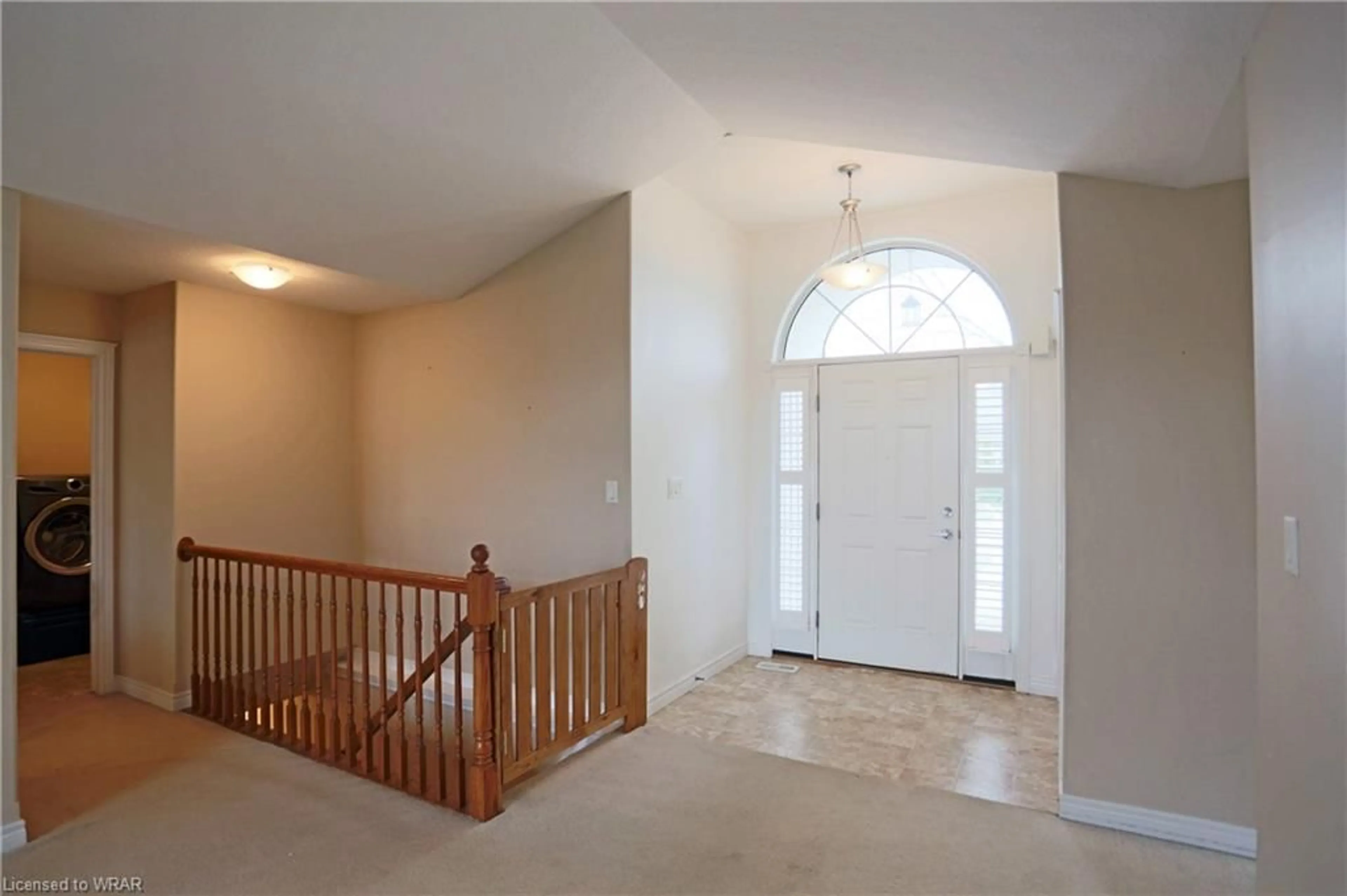 Indoor foyer for 12 Riverside Cir, Smithville Ontario L0R 2A0