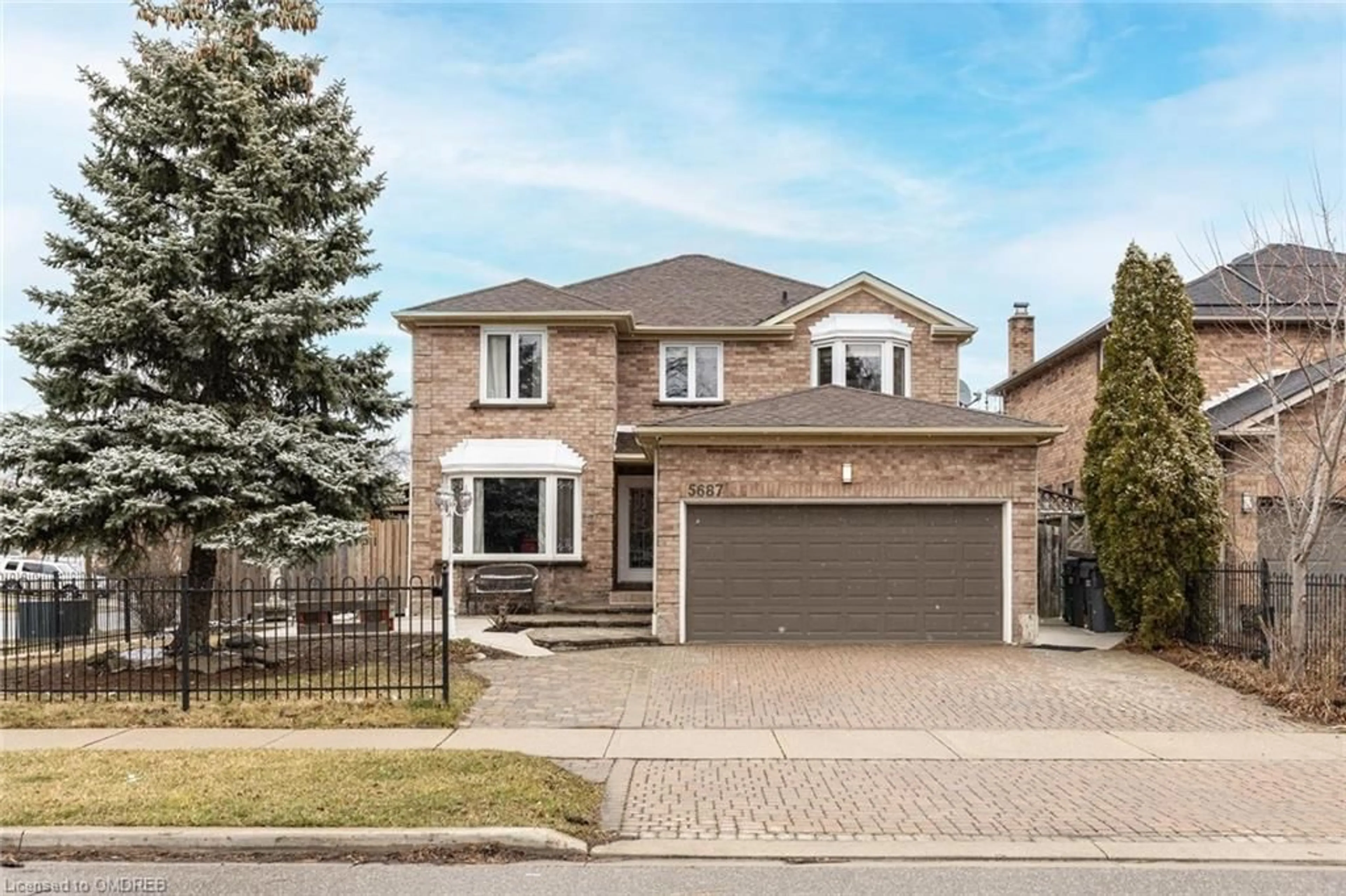 Home with brick exterior material for 5687 Goldenbrook Dr, Mississauga Ontario L5M 3W5