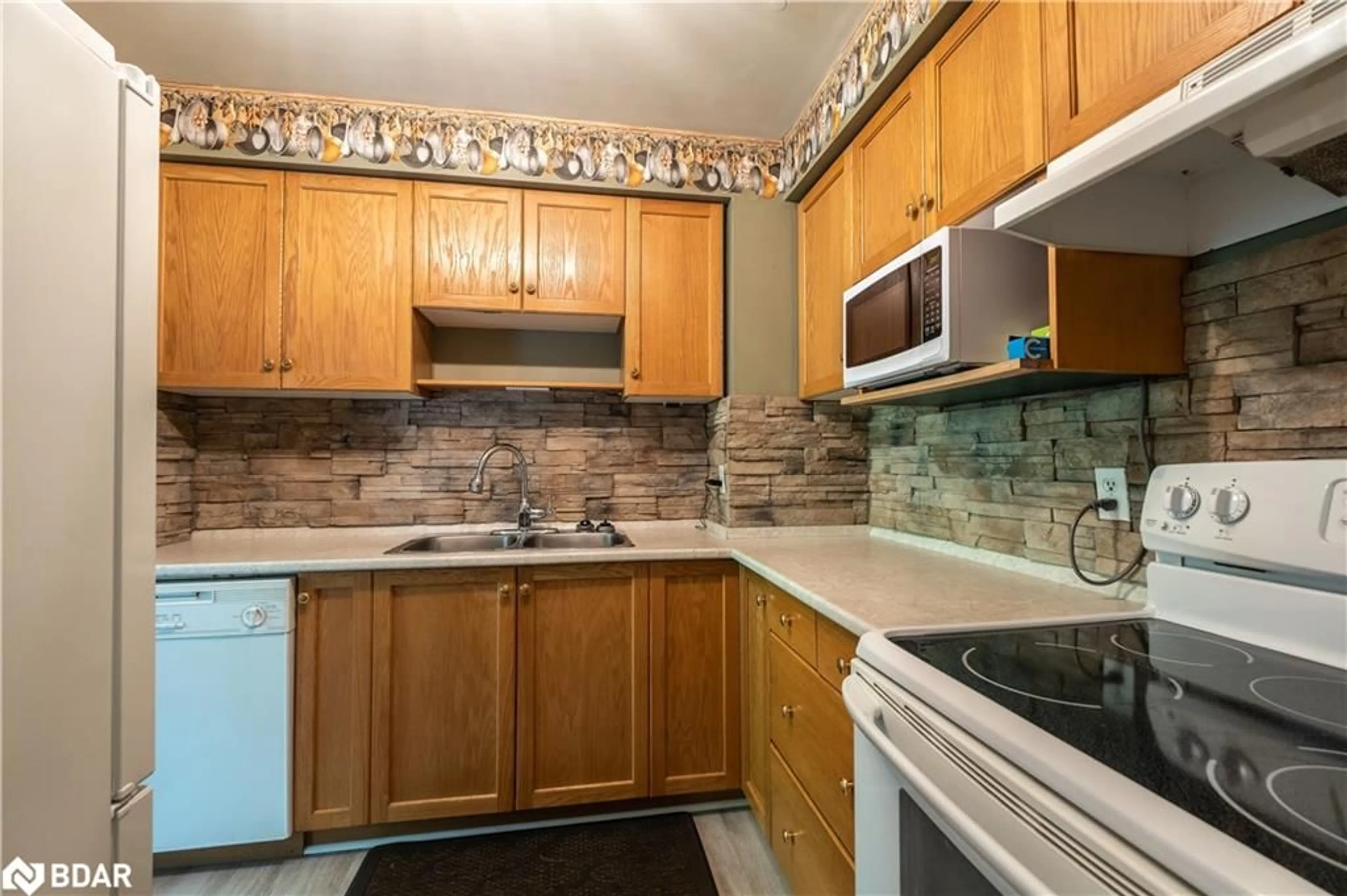 Standard kitchen for 286 Cushman Road Rd #15, St. Catharines Ontario L2M 7X7