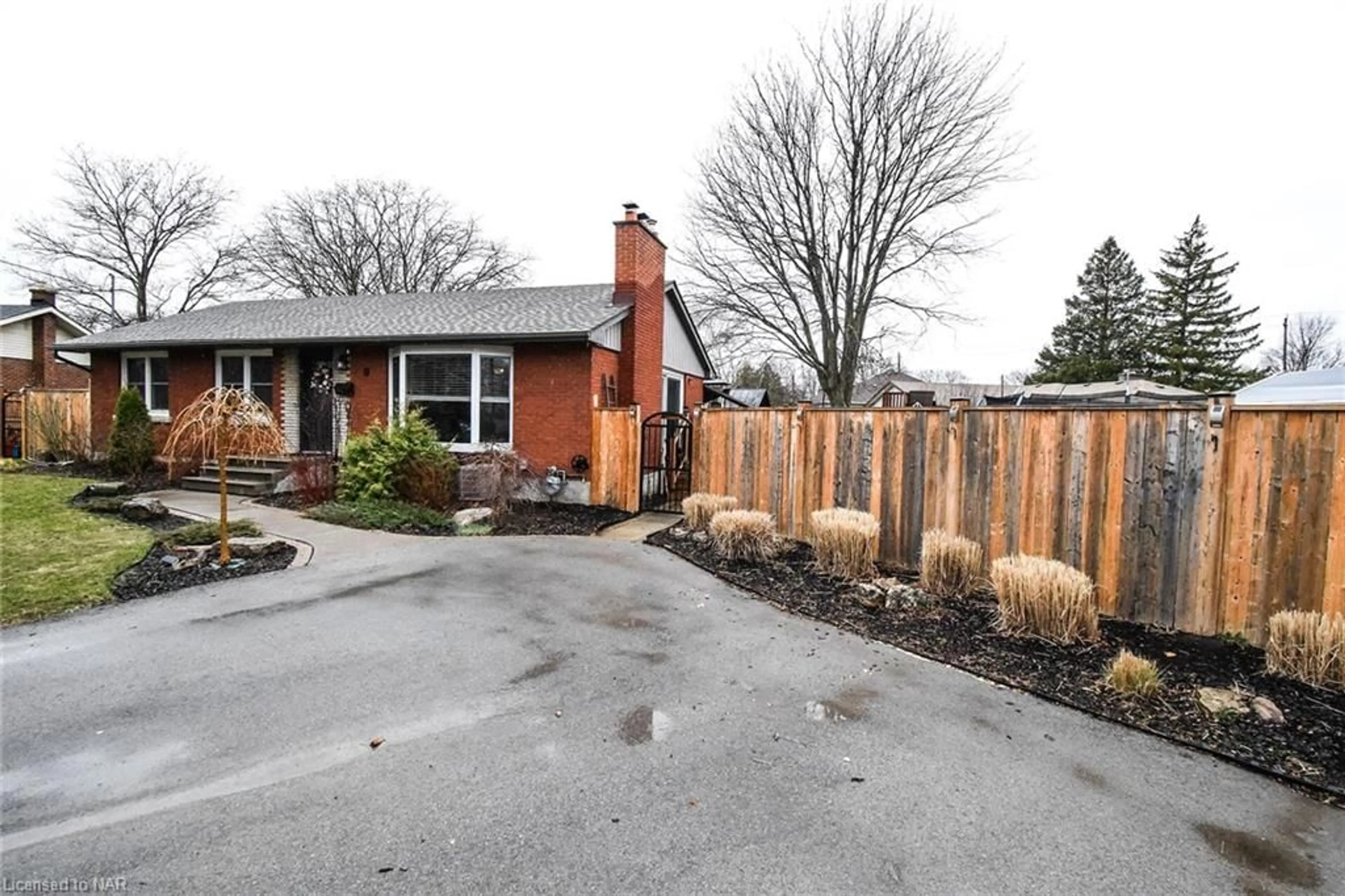 Frontside or backside of a home for 9 Gormley Cres, St. Catharines Ontario L2M 5Y3
