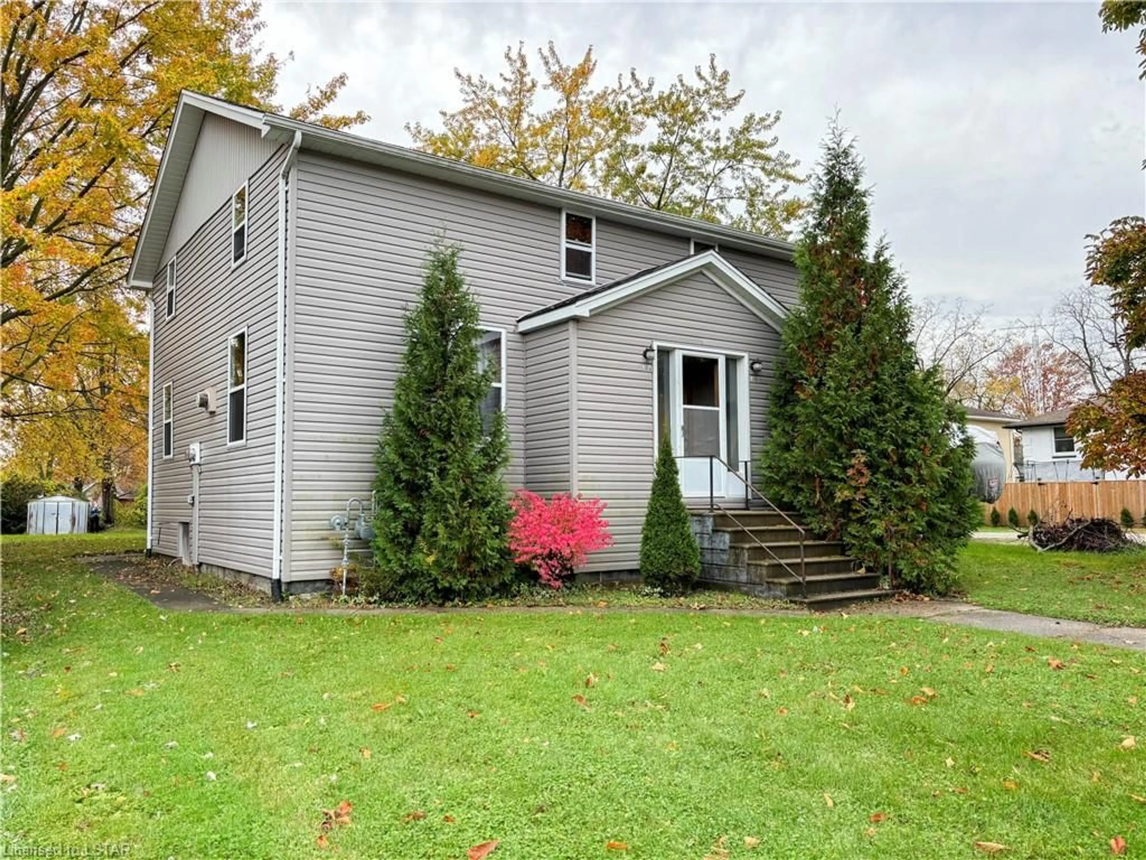Frontside or backside of a home for 530 Erie St, Plympton-Wyoming Ontario N0N 1T0