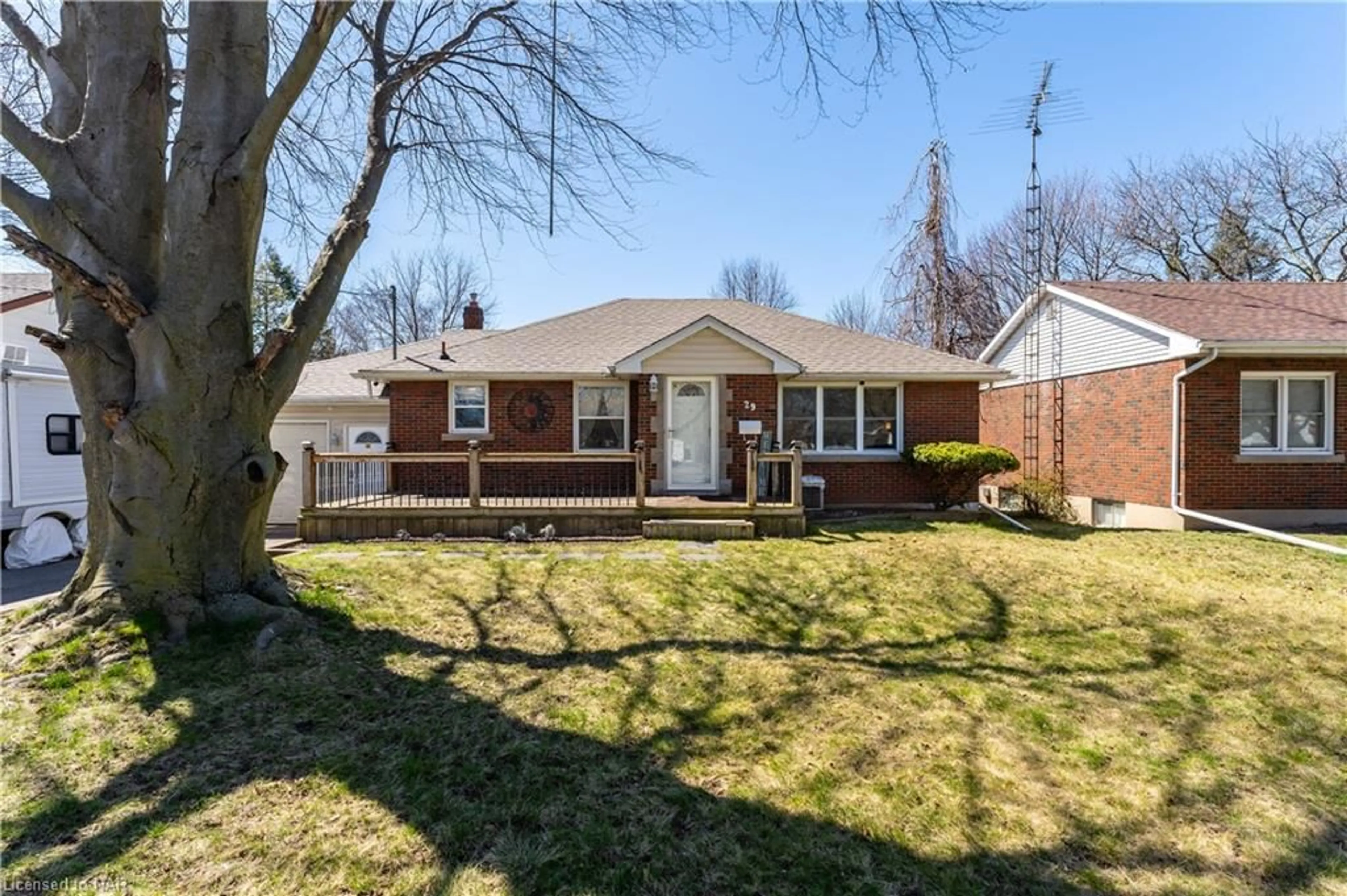 Frontside or backside of a home for 29 Woodelm Dr, St. Catharines Ontario L2M 4N5