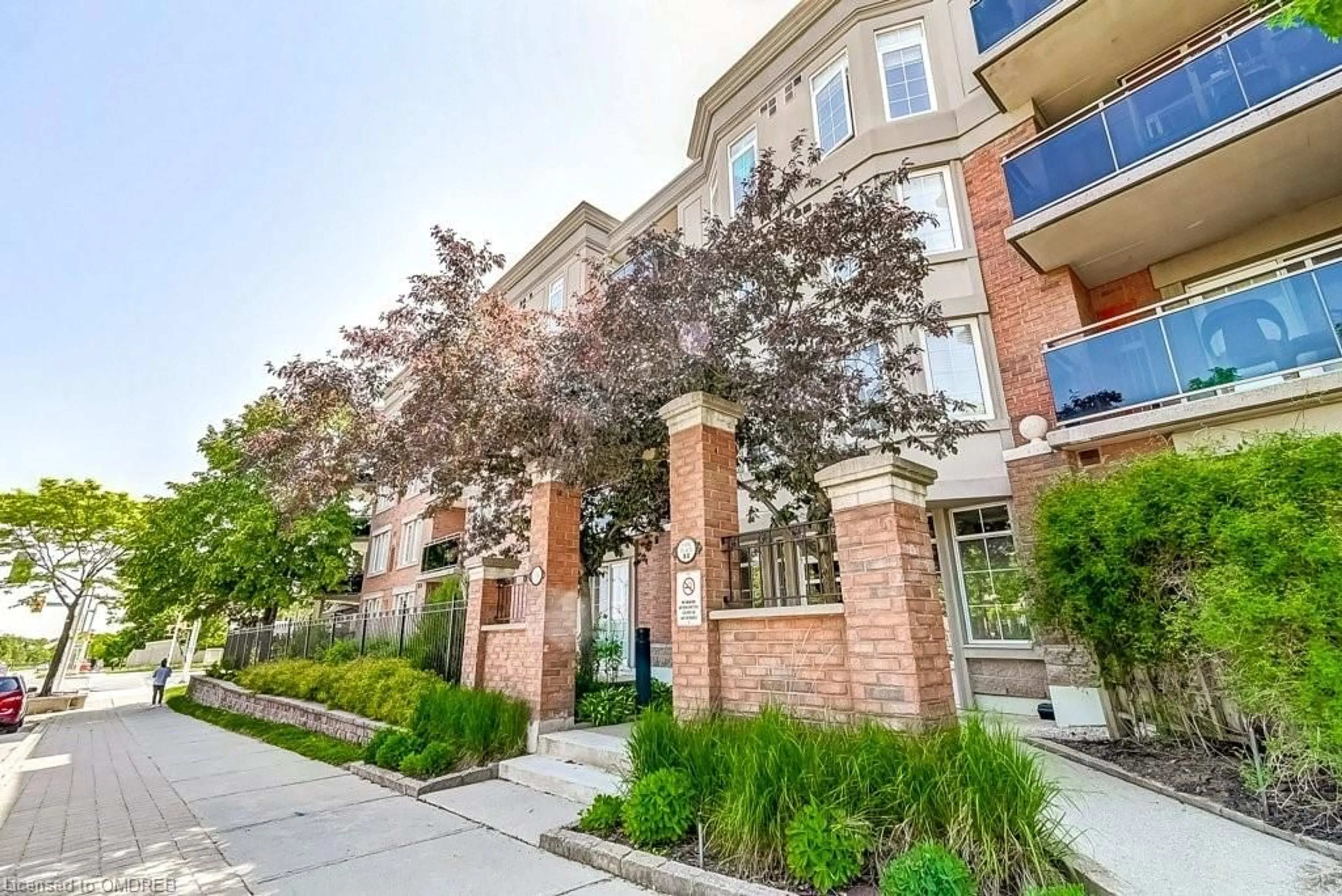 A pic from exterior of the house or condo for 2300 Parkhaven Blvd #303, Oakville Ontario L6H 6V9
