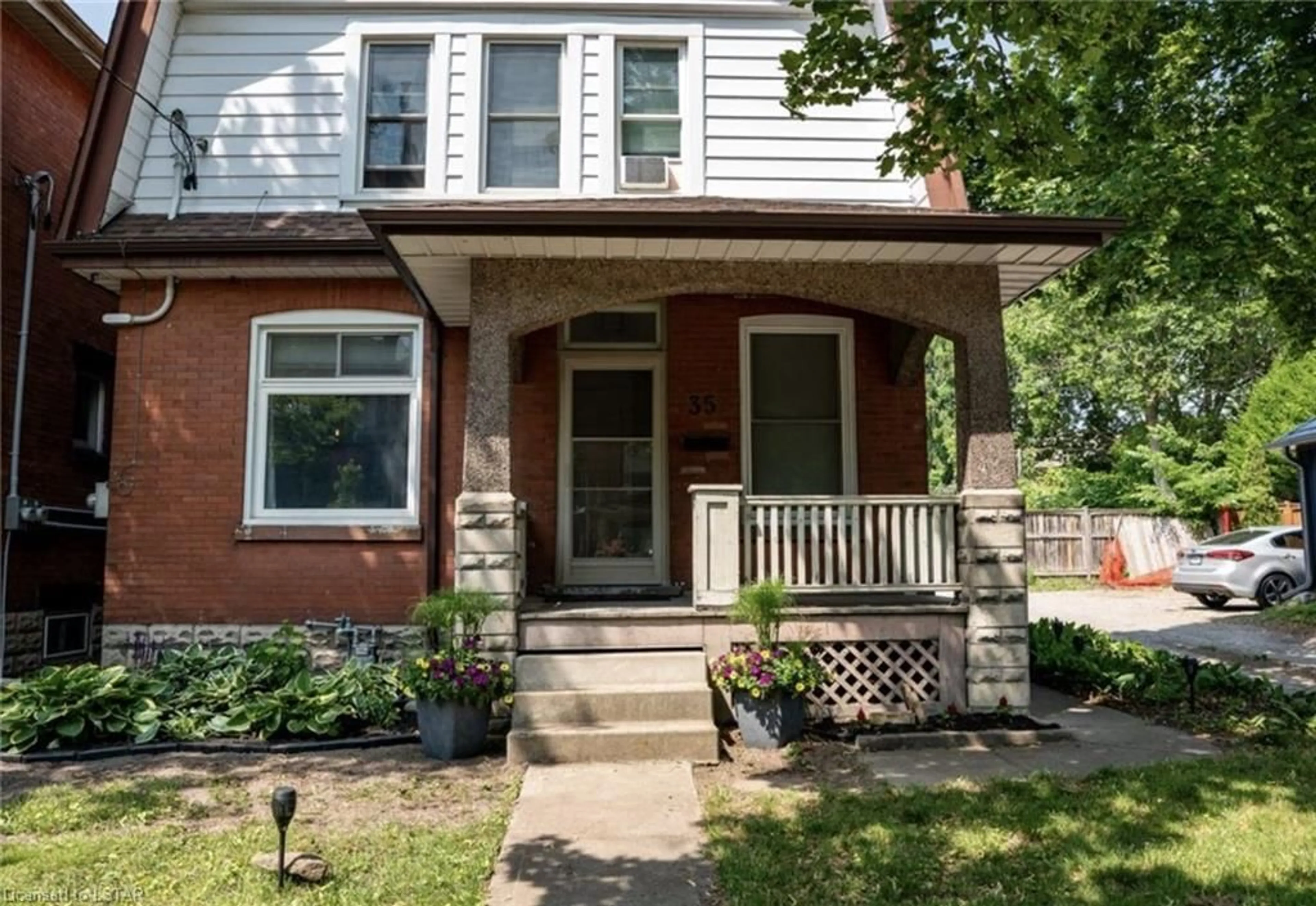 Frontside or backside of a home for 35 Yale St, London Ontario N6A 3Y3