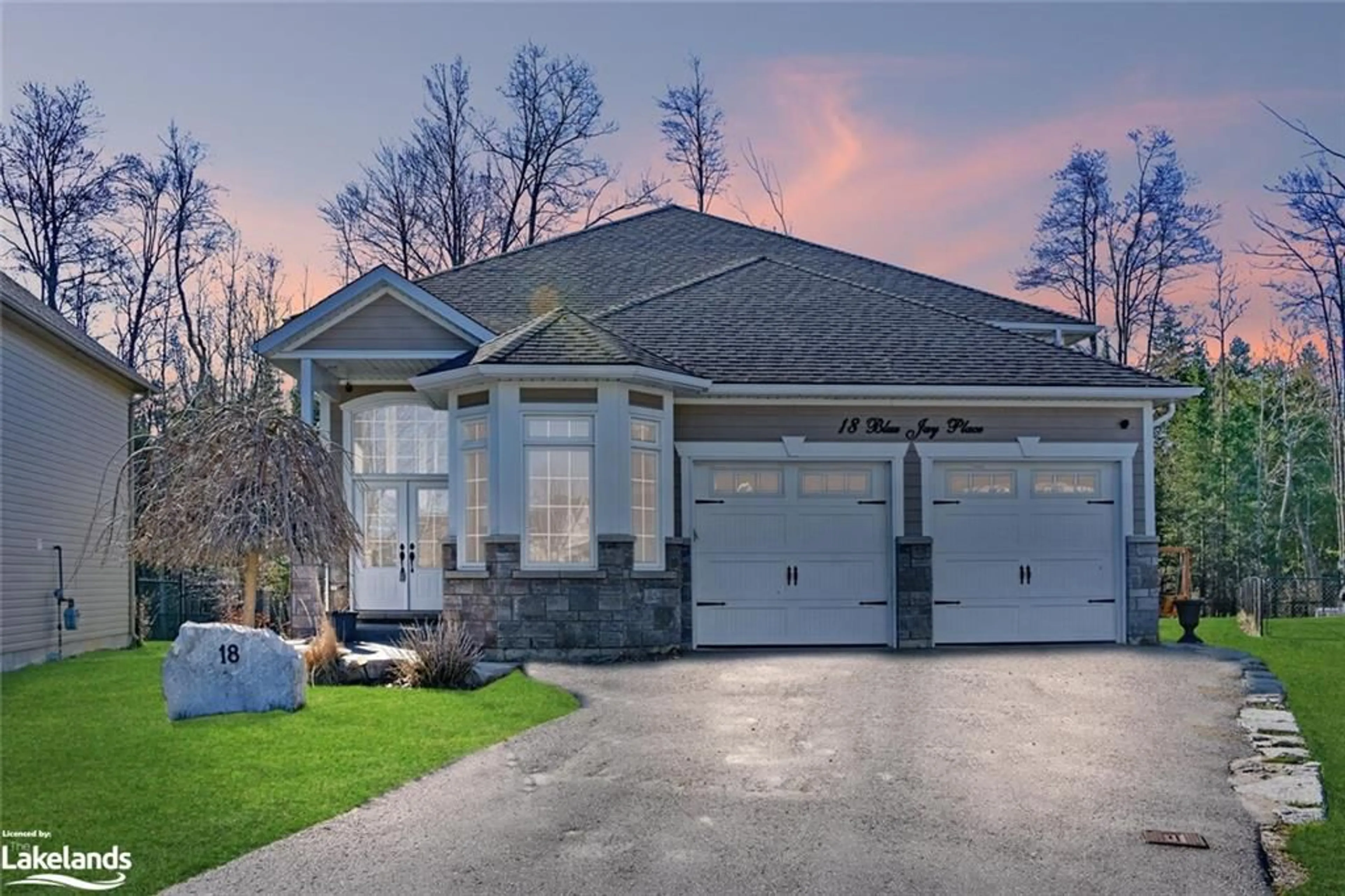 Frontside or backside of a home for 18 Blue Jay Pl, Wasaga Beach Ontario L9Z 0B4