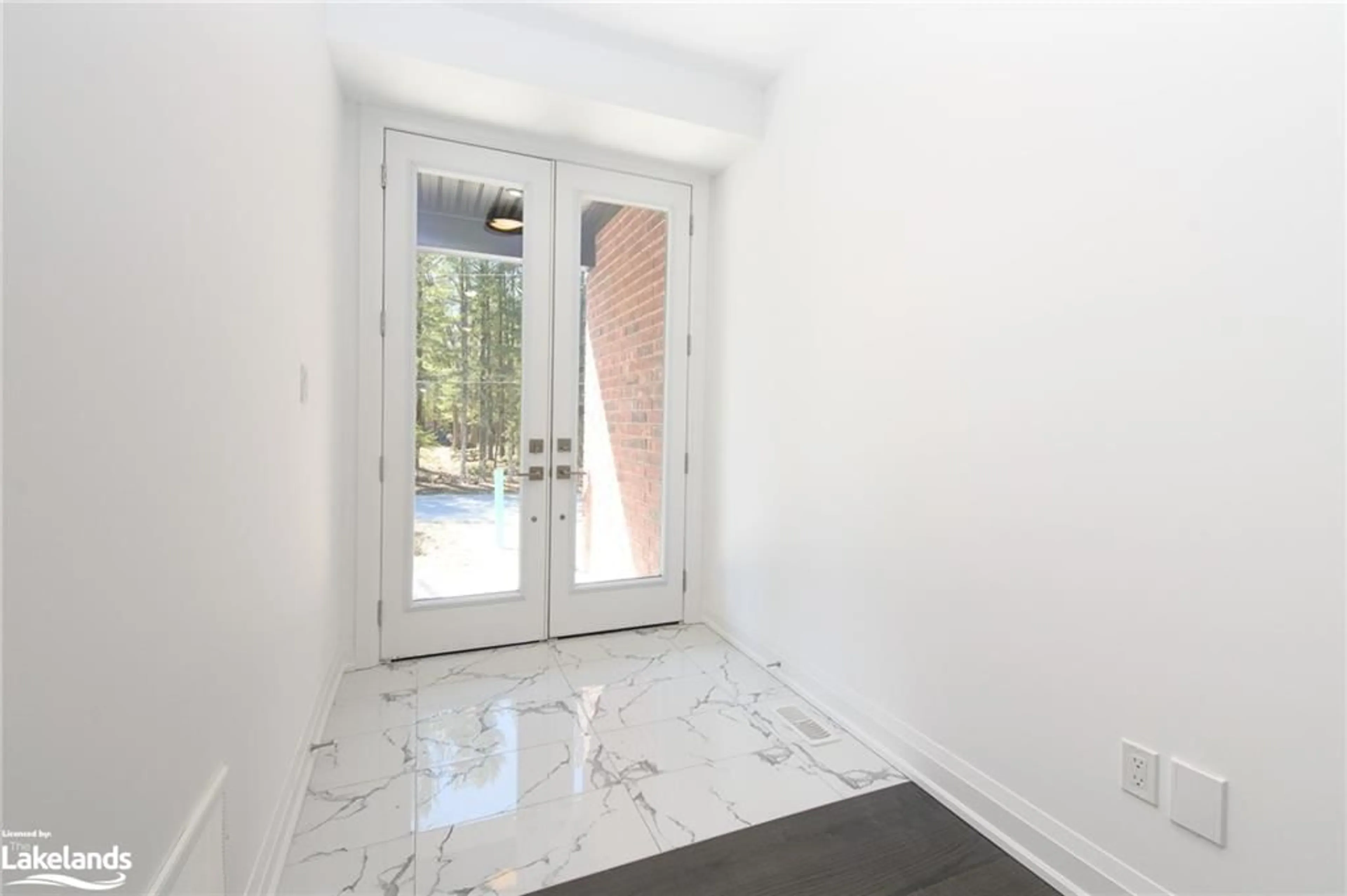 Indoor entryway for 75 49th St, Wasaga Beach Ontario L9Z 1Y2