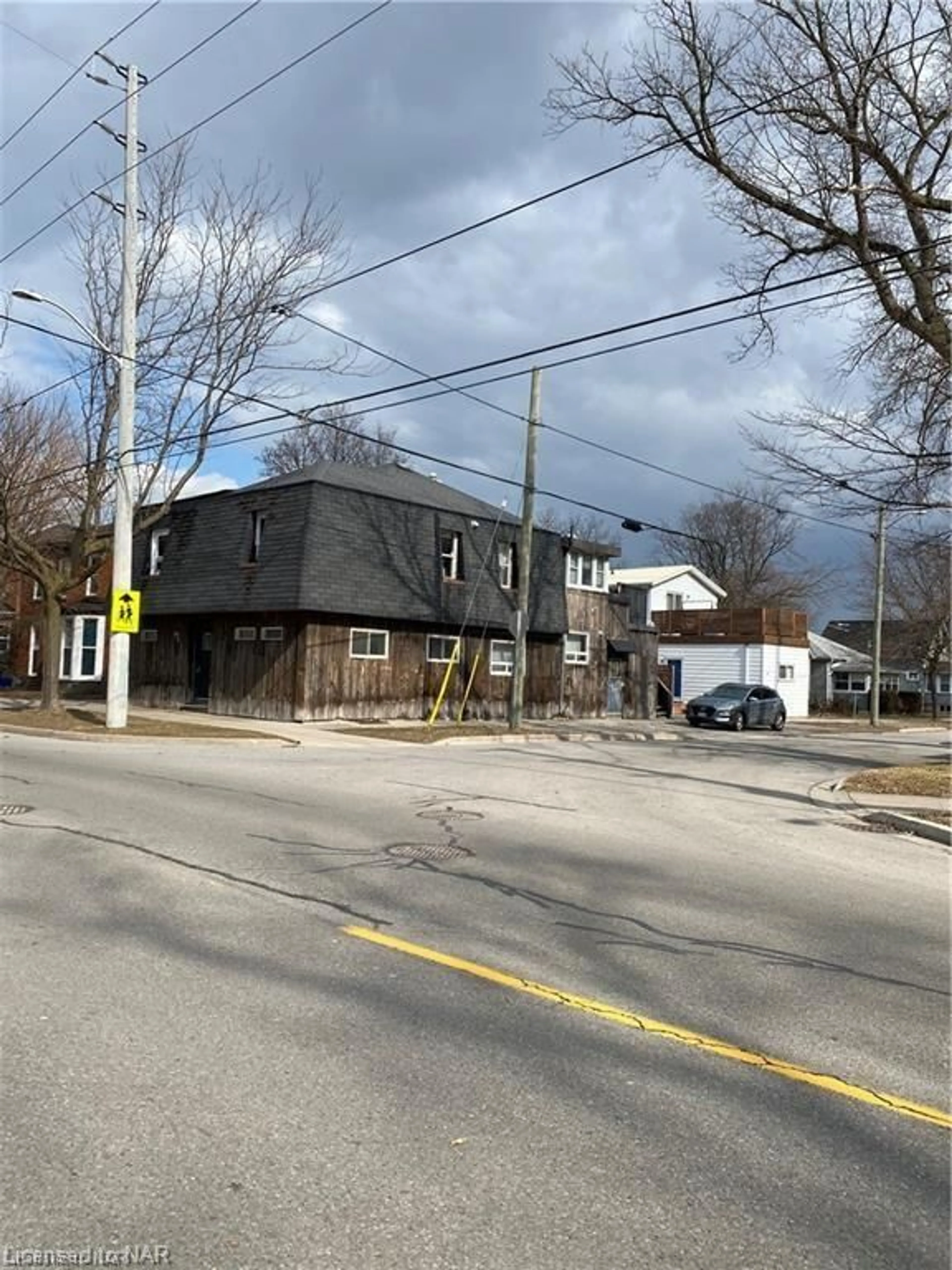 Street view for 158A Lake St, St. Catharines Ontario L2R 5Y7