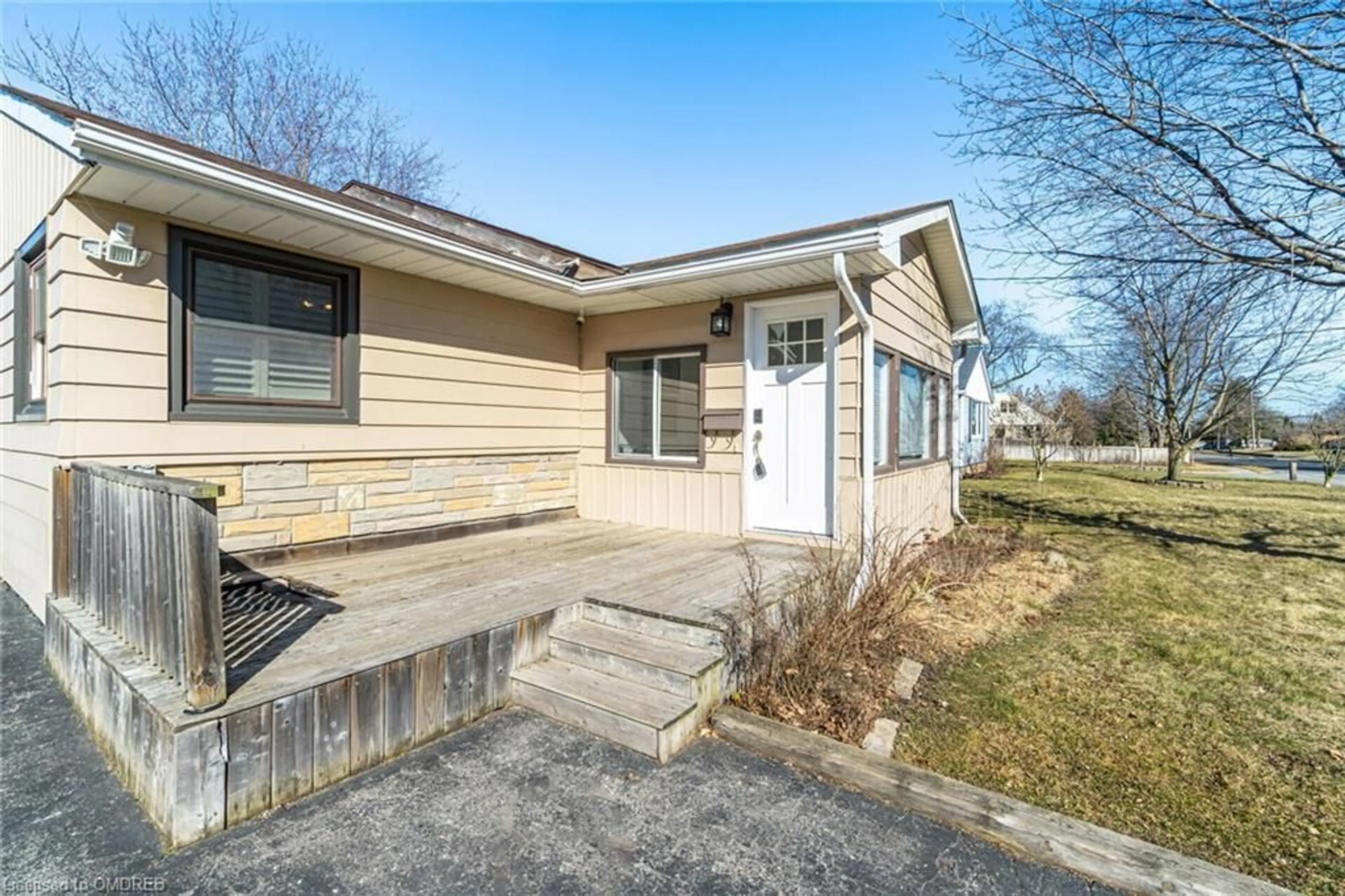 Frontside or backside of a home for 15 Nelles Rd, Grimsby Ontario L3M 2Z5