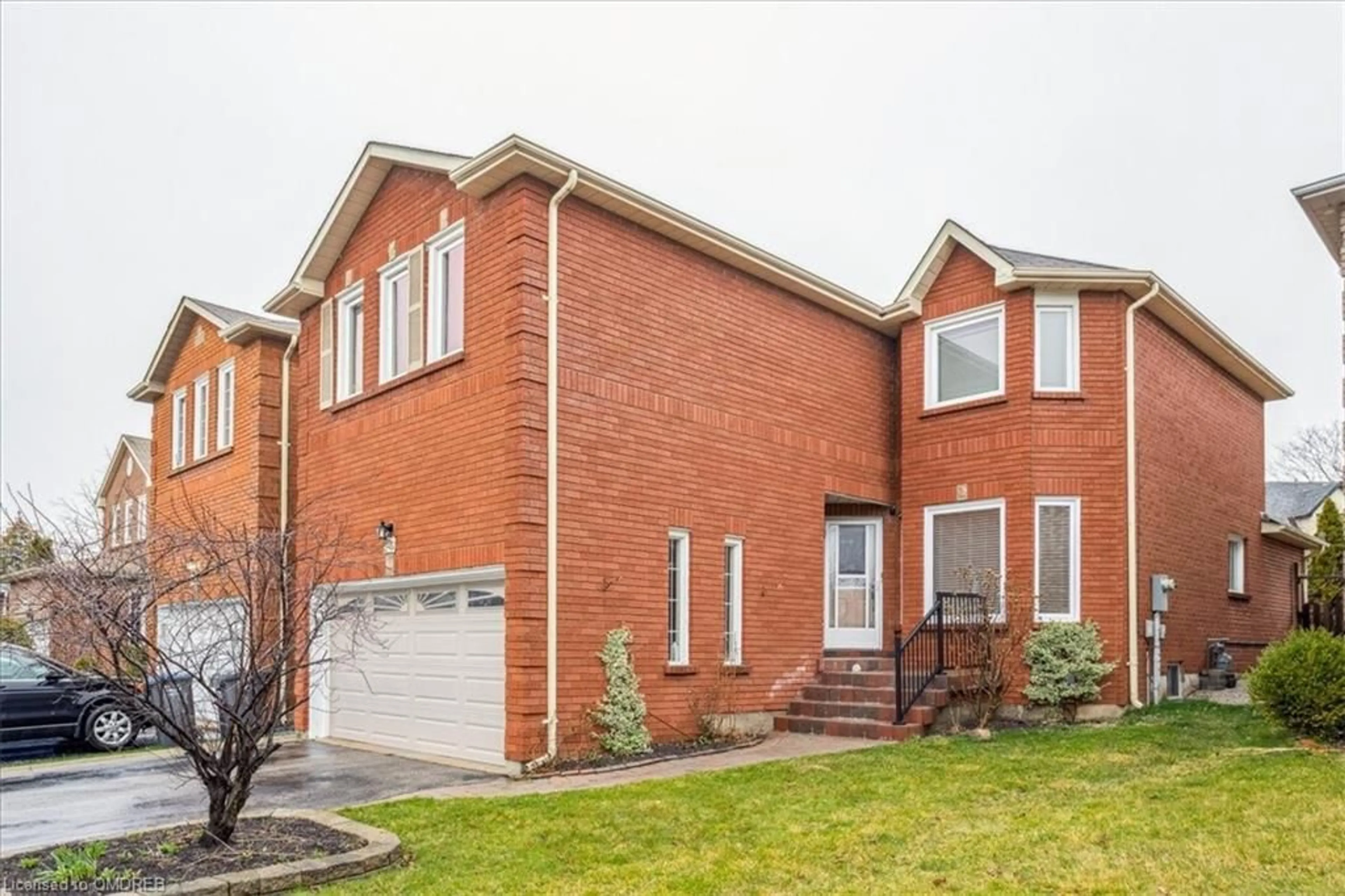 Home with brick exterior material for 6525 Warbler Lane, Mississauga Ontario L5N 6E1