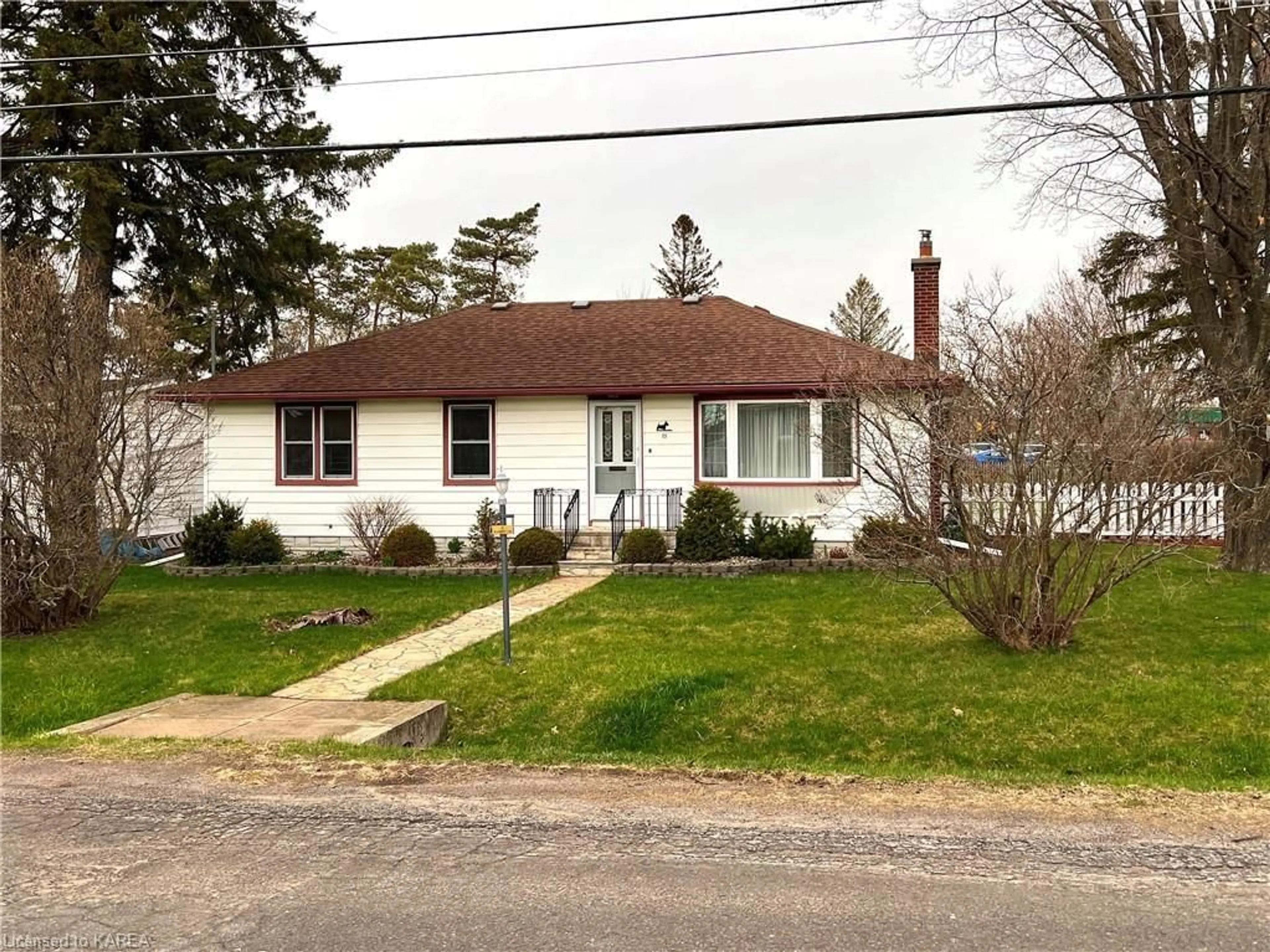 Frontside or backside of a home for 15 Redden St, Kingston Ontario K7M 4K9