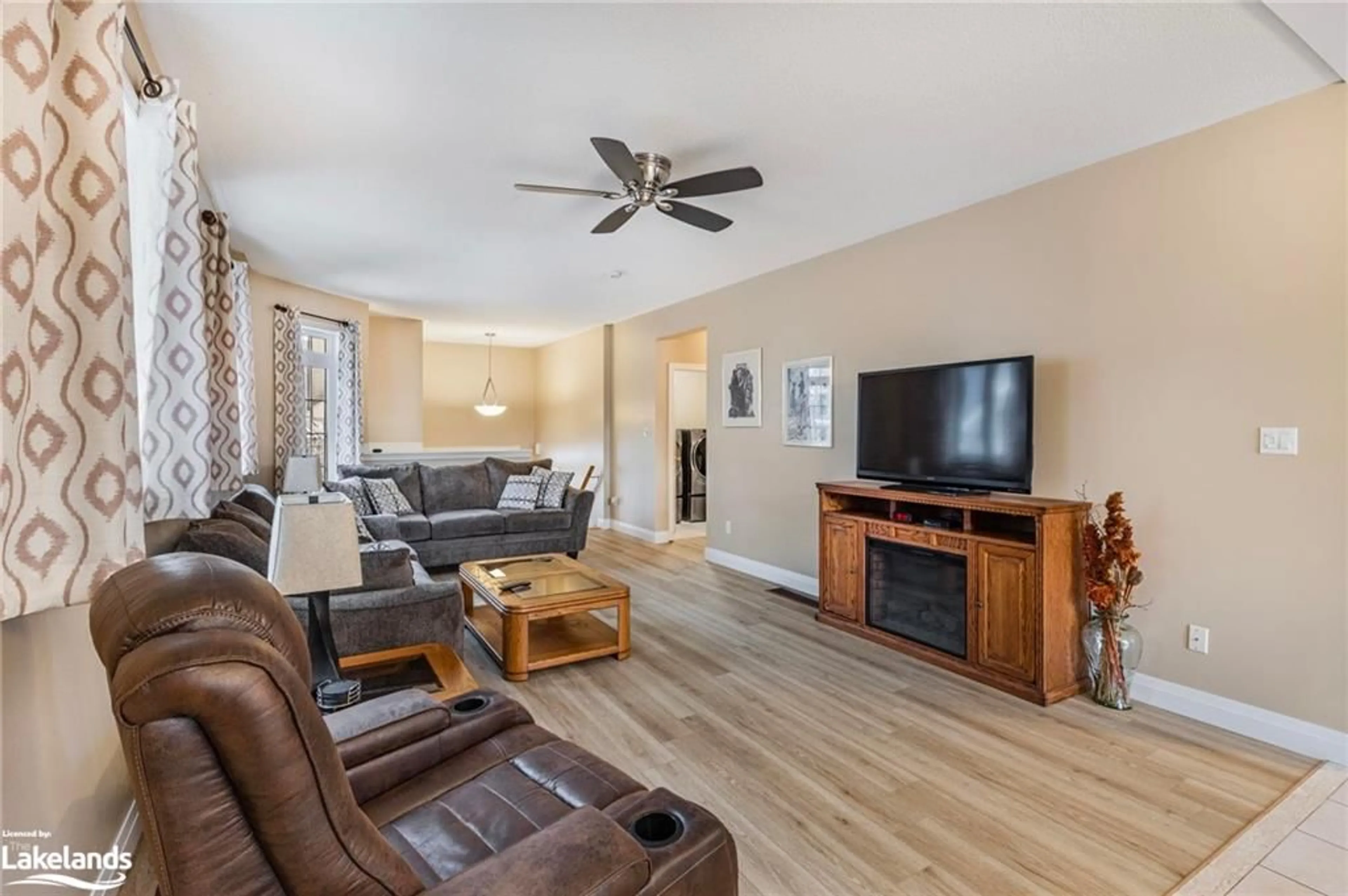 Living room for 174 White Sands Way, Wasaga Beach Ontario L9Z 0C8